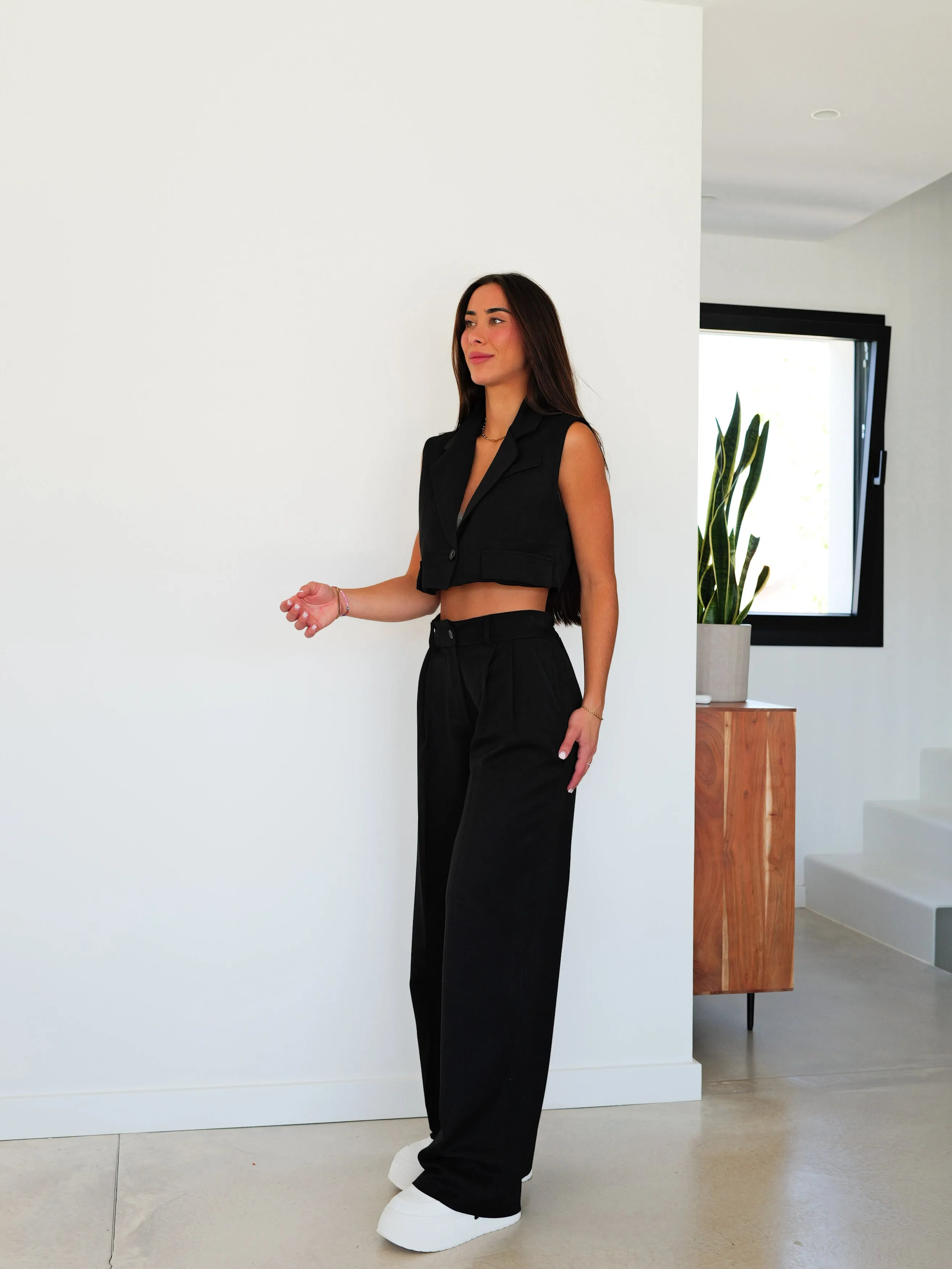 Conjunto cropped traje negro sold by Sorellas product image thumbnail 4