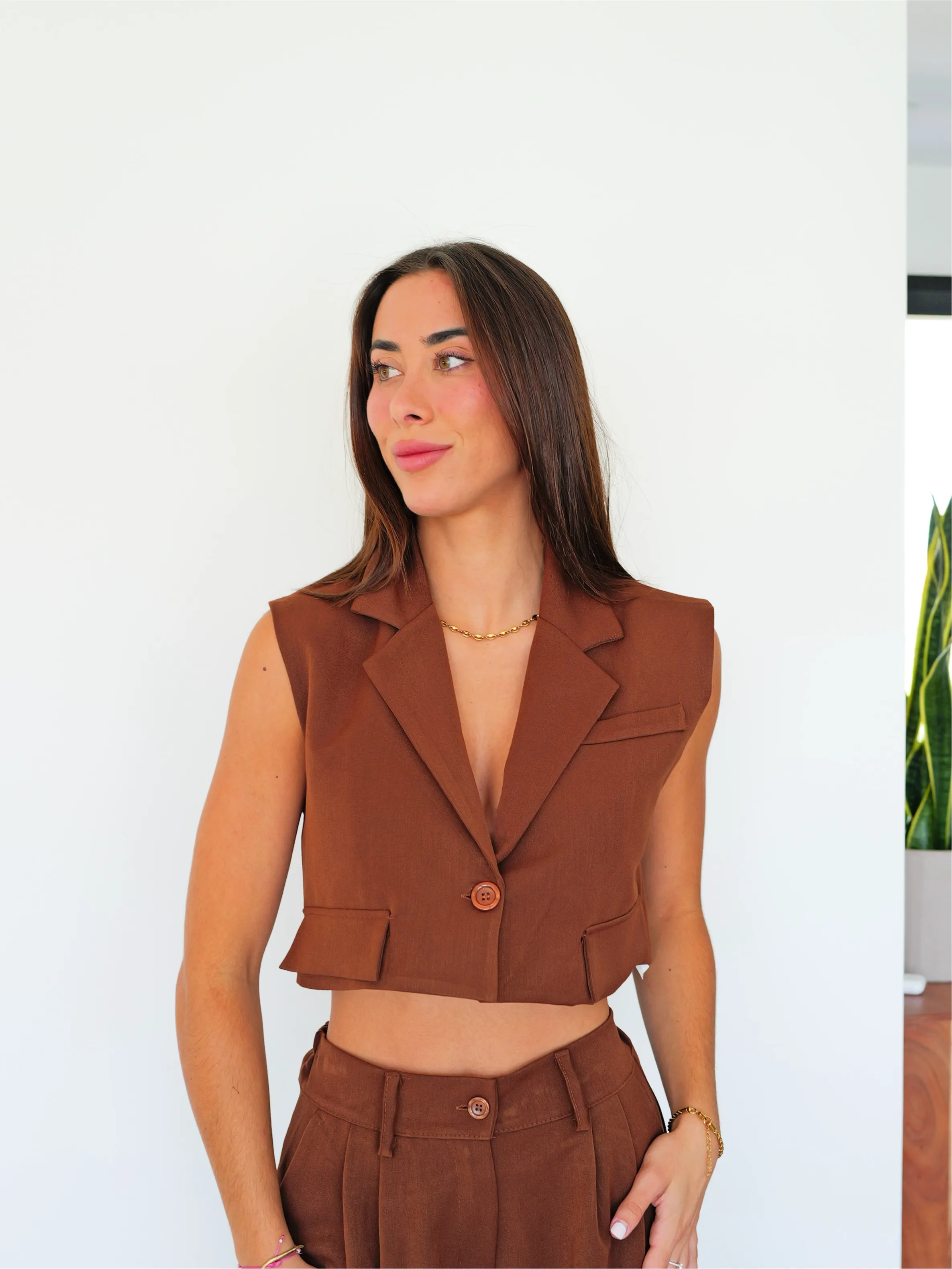 Conjunto cropped traje marrón sold by Sorellas product image thumbnail 2