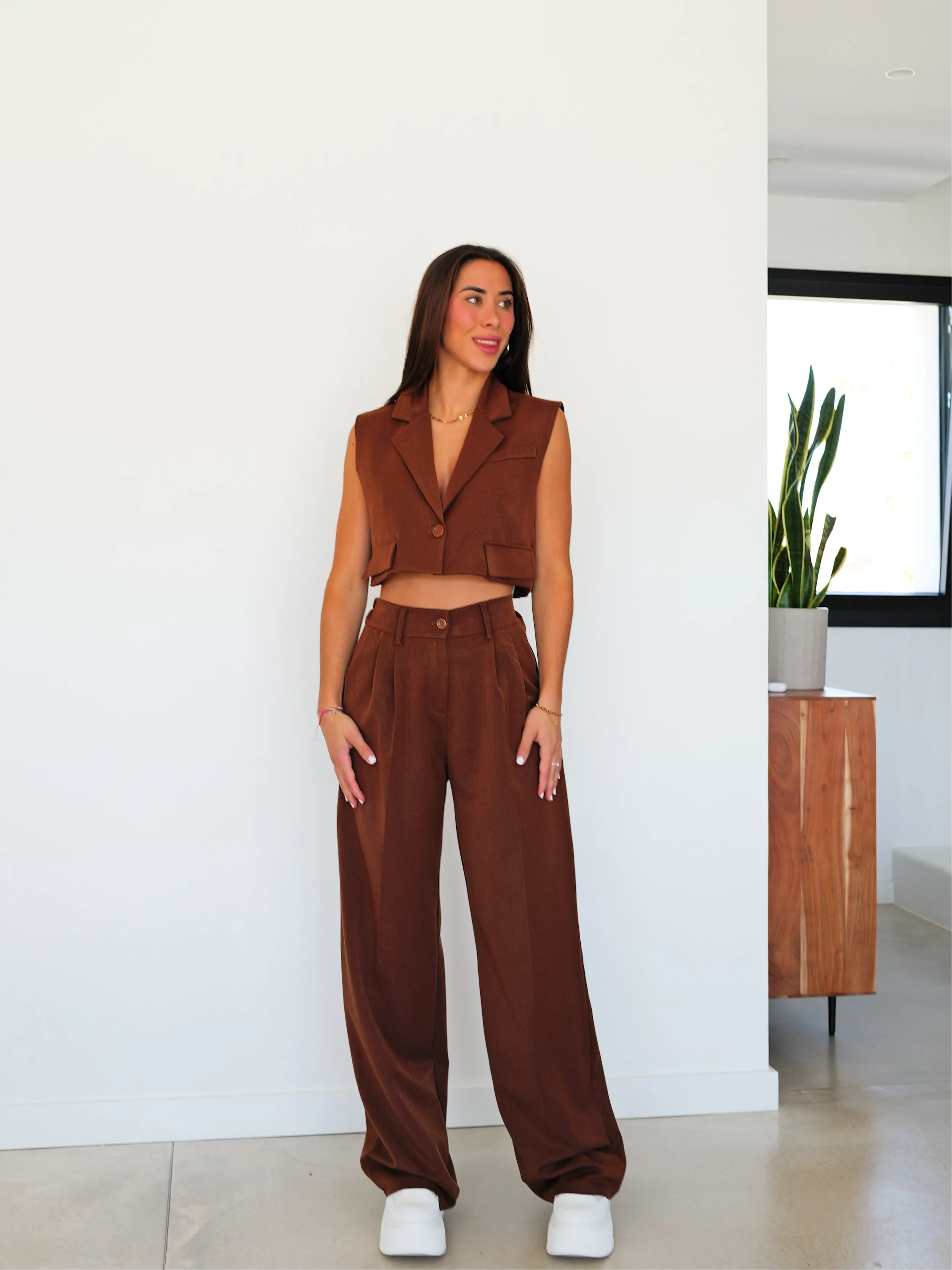 Conjunto cropped traje marrón sold by Sorellas