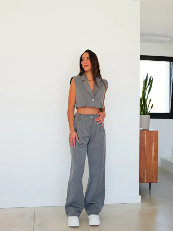 Conjunto cropped traje gris sold by Sorellas