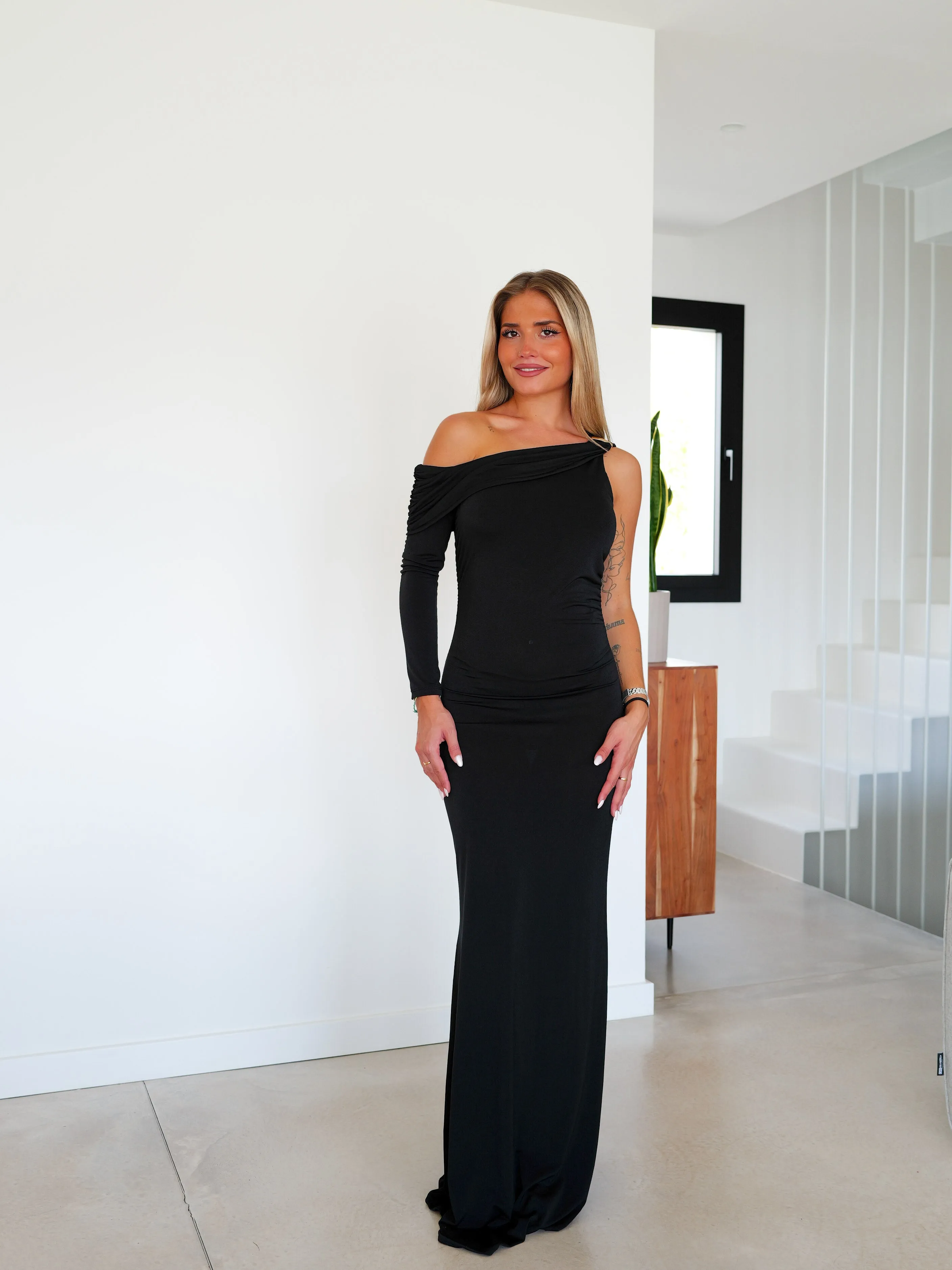 Vestido manga asim detalle negro sold by Sorellas