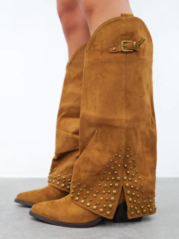 Bota tacón tachuelas ante camel sold by Sorellas