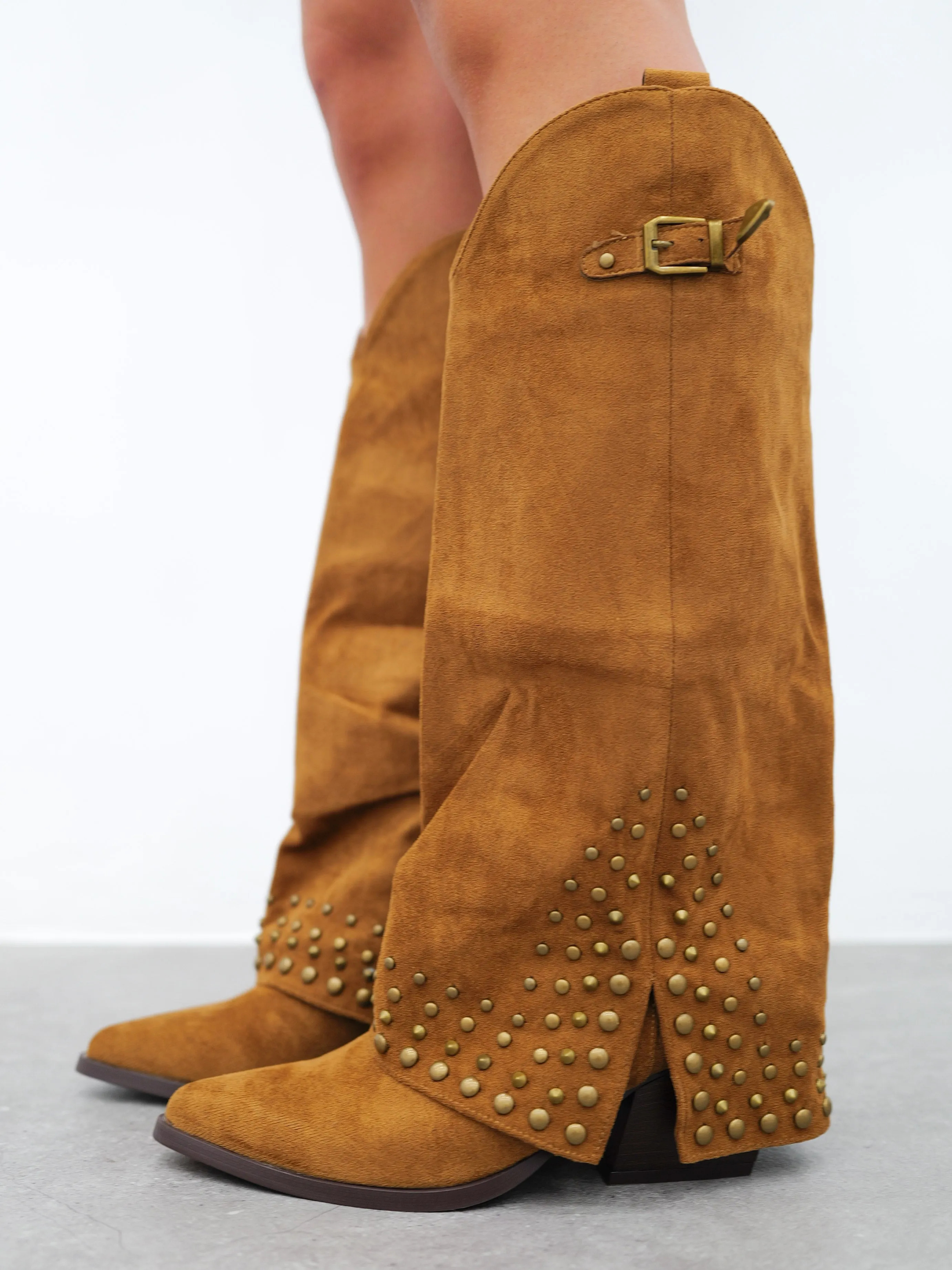 Bota tacón tachuelas ante camel sold by Sorellas