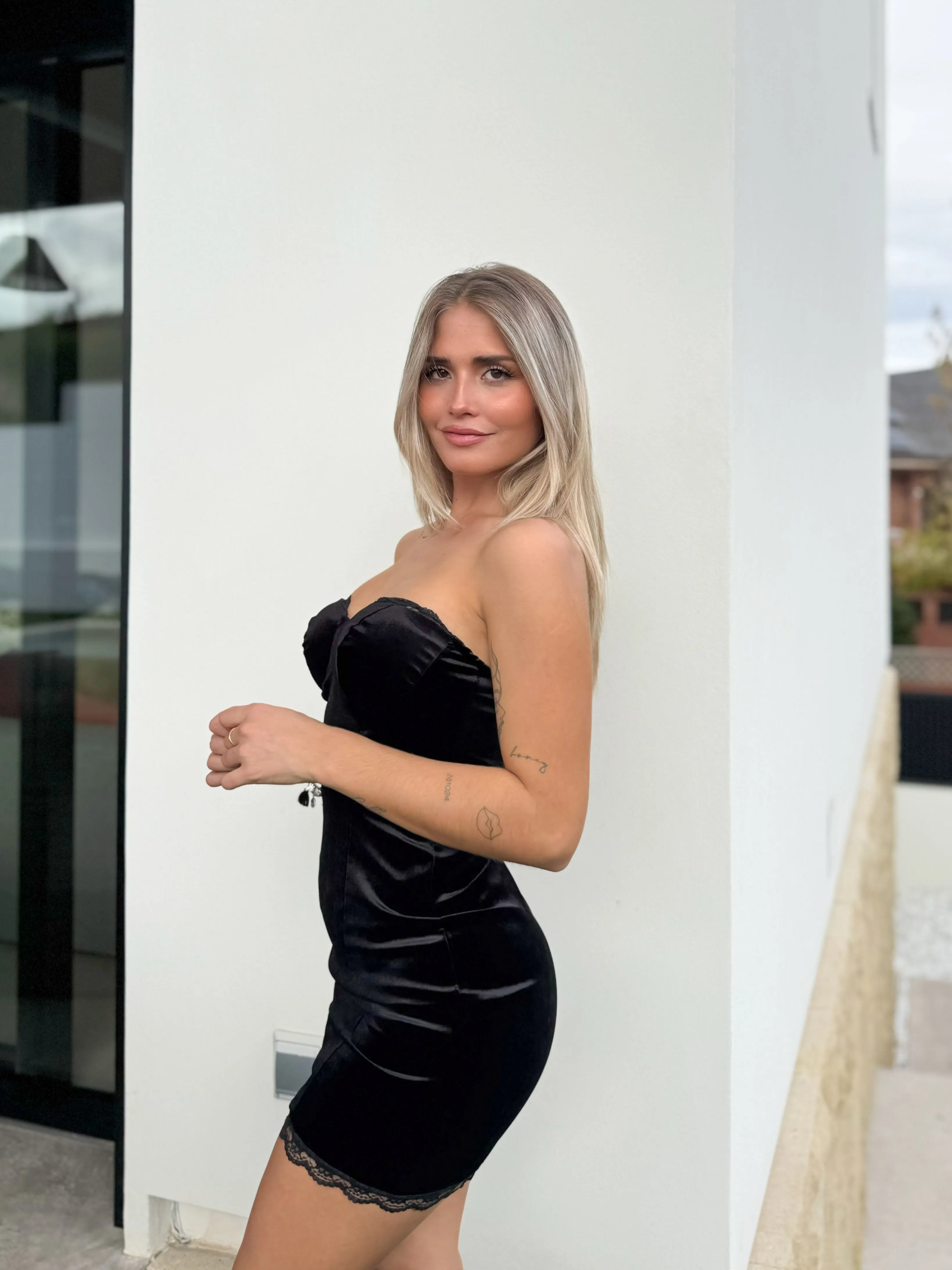 Vestido mini velvet encaje negro sold by Sorellas