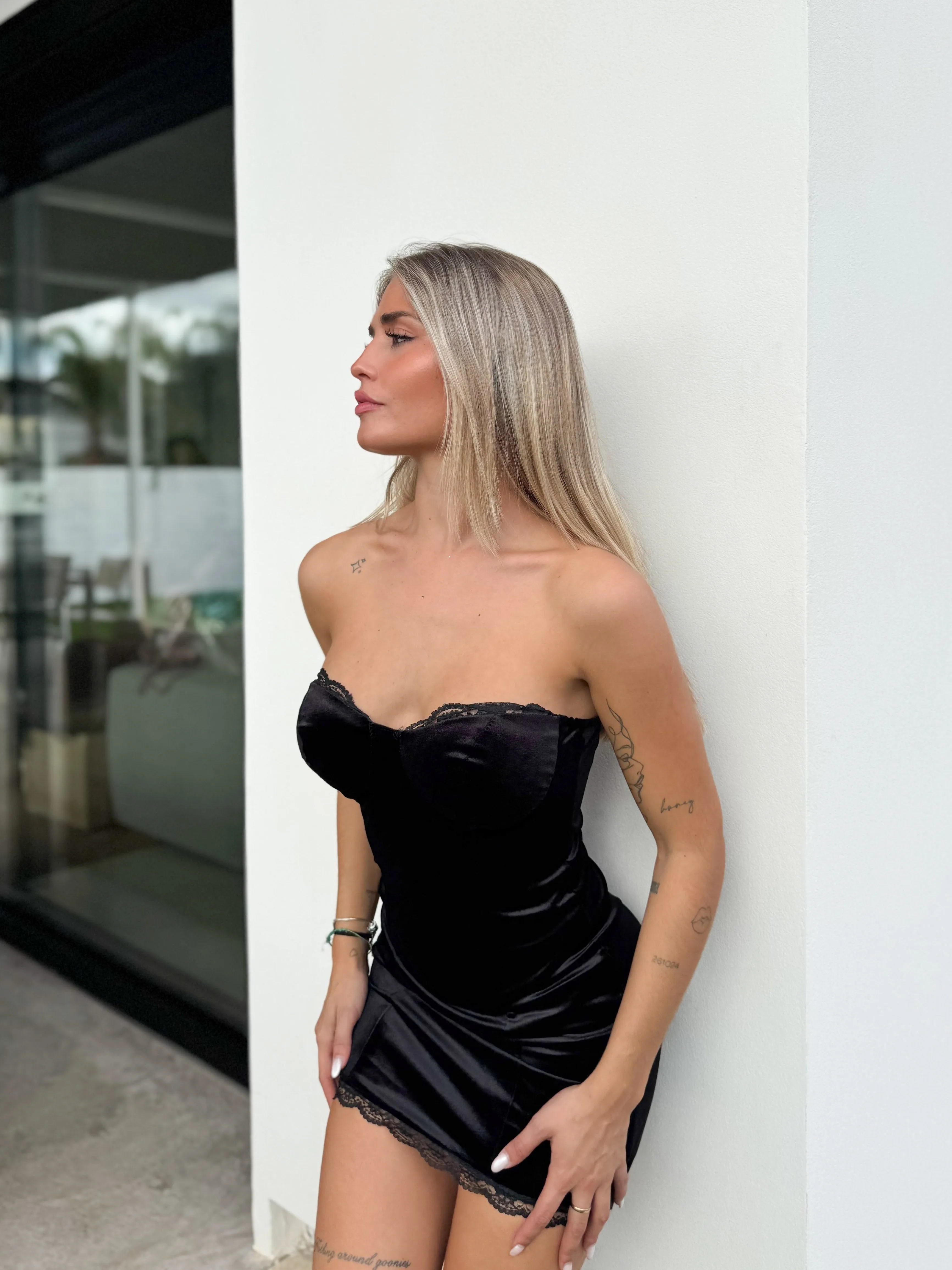 Vestido mini velvet encaje negro sold by Sorellas product image thumbnail 3