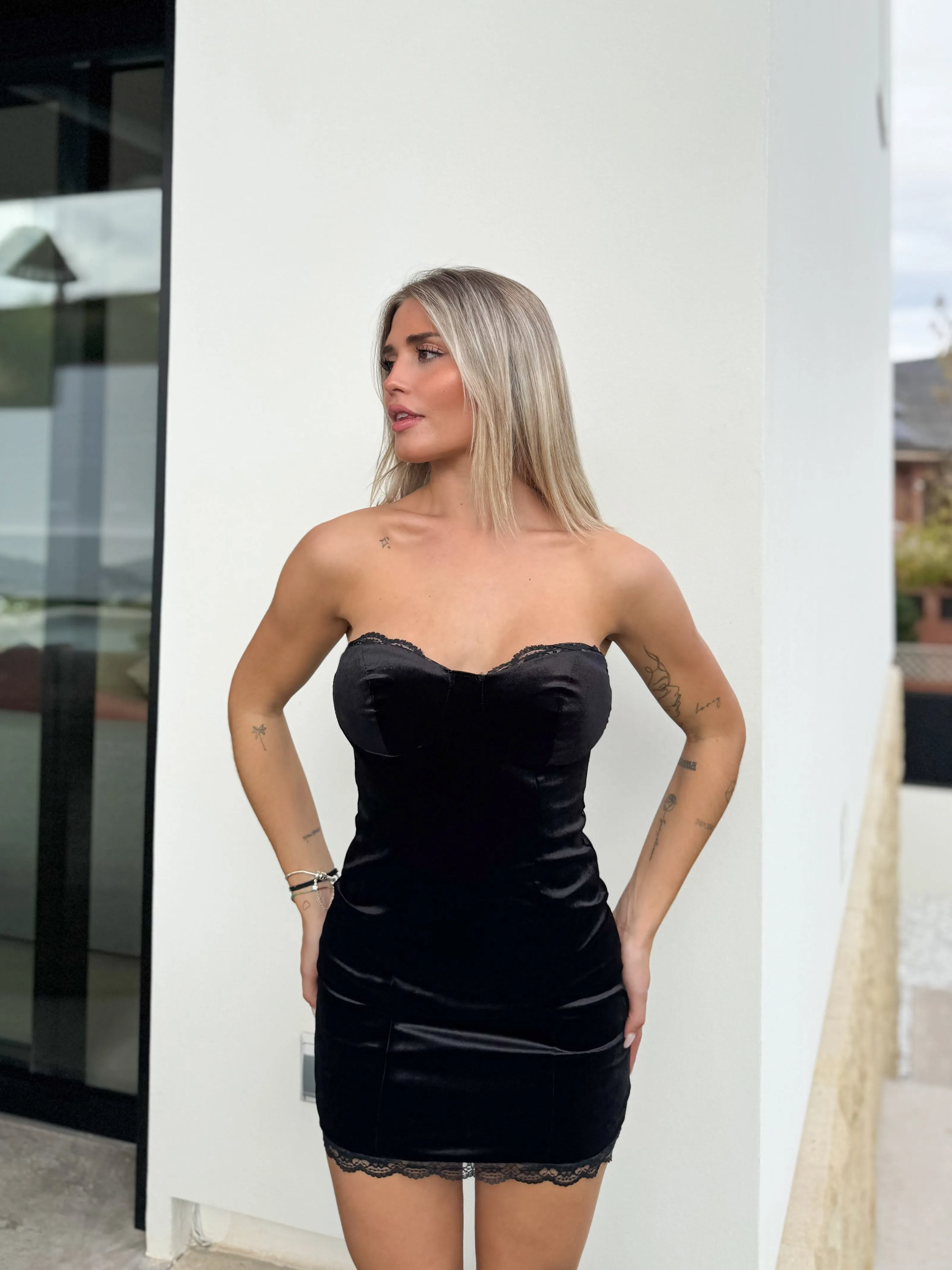 Vestido mini velvet encaje negro sold by Sorellas product image thumbnail 4