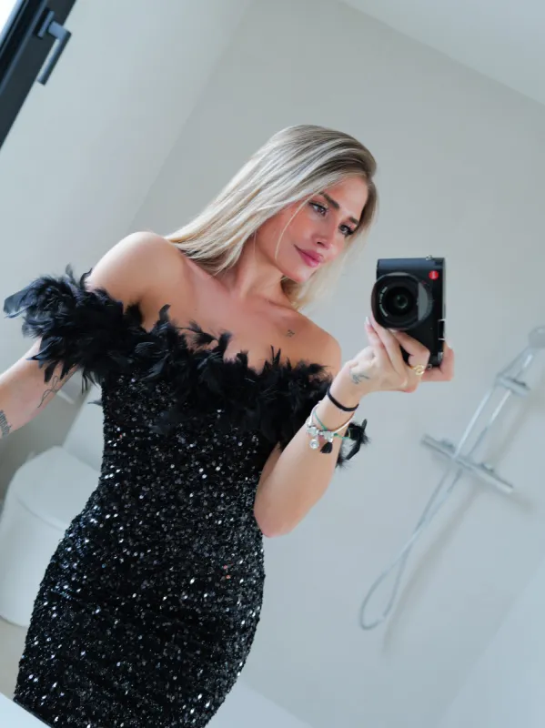 Vestido mini plumas glitter negro sold by Sorellas