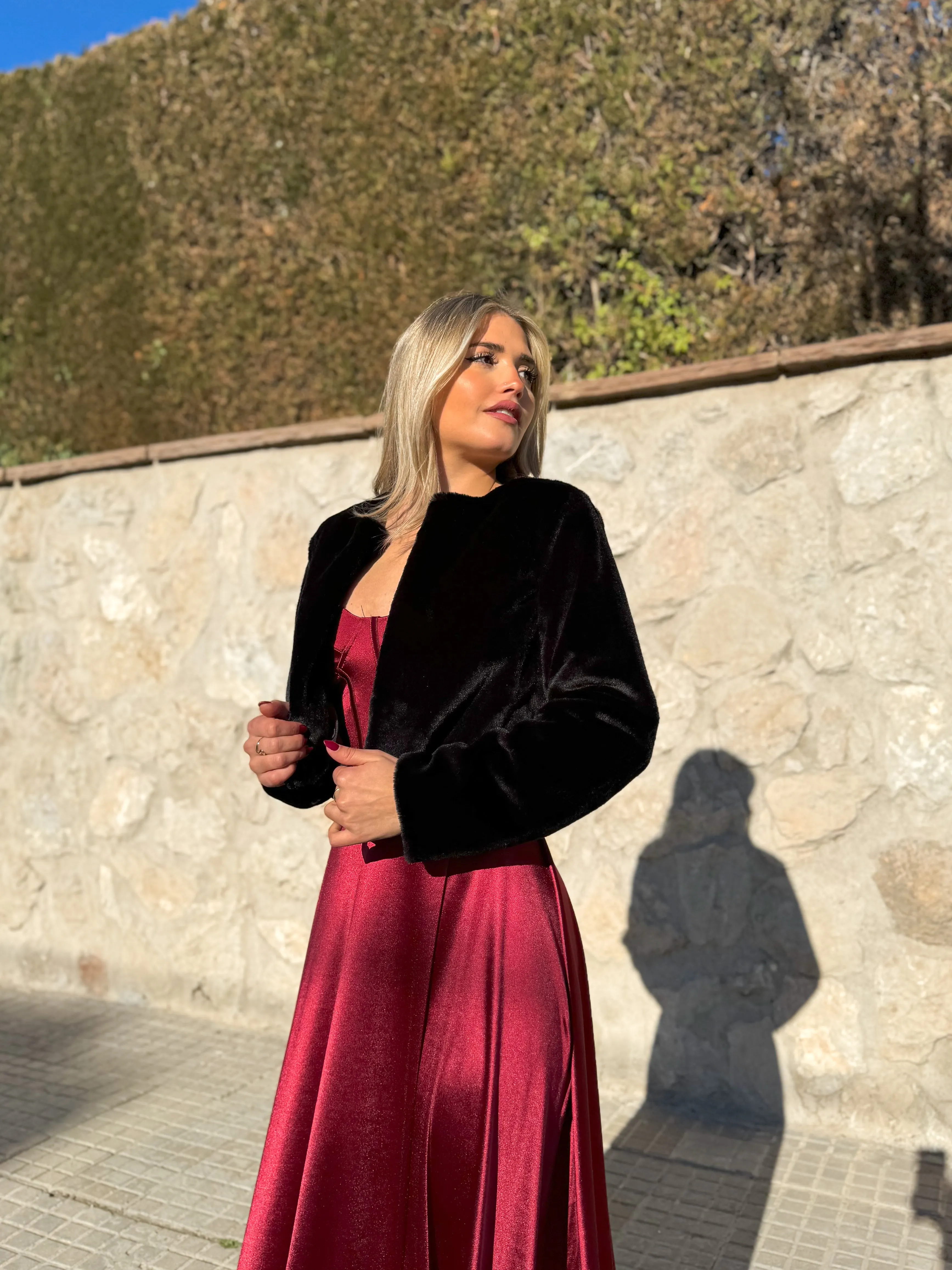 Chaqueta crop pelo negra sold by Sorellas product image thumbnail 3