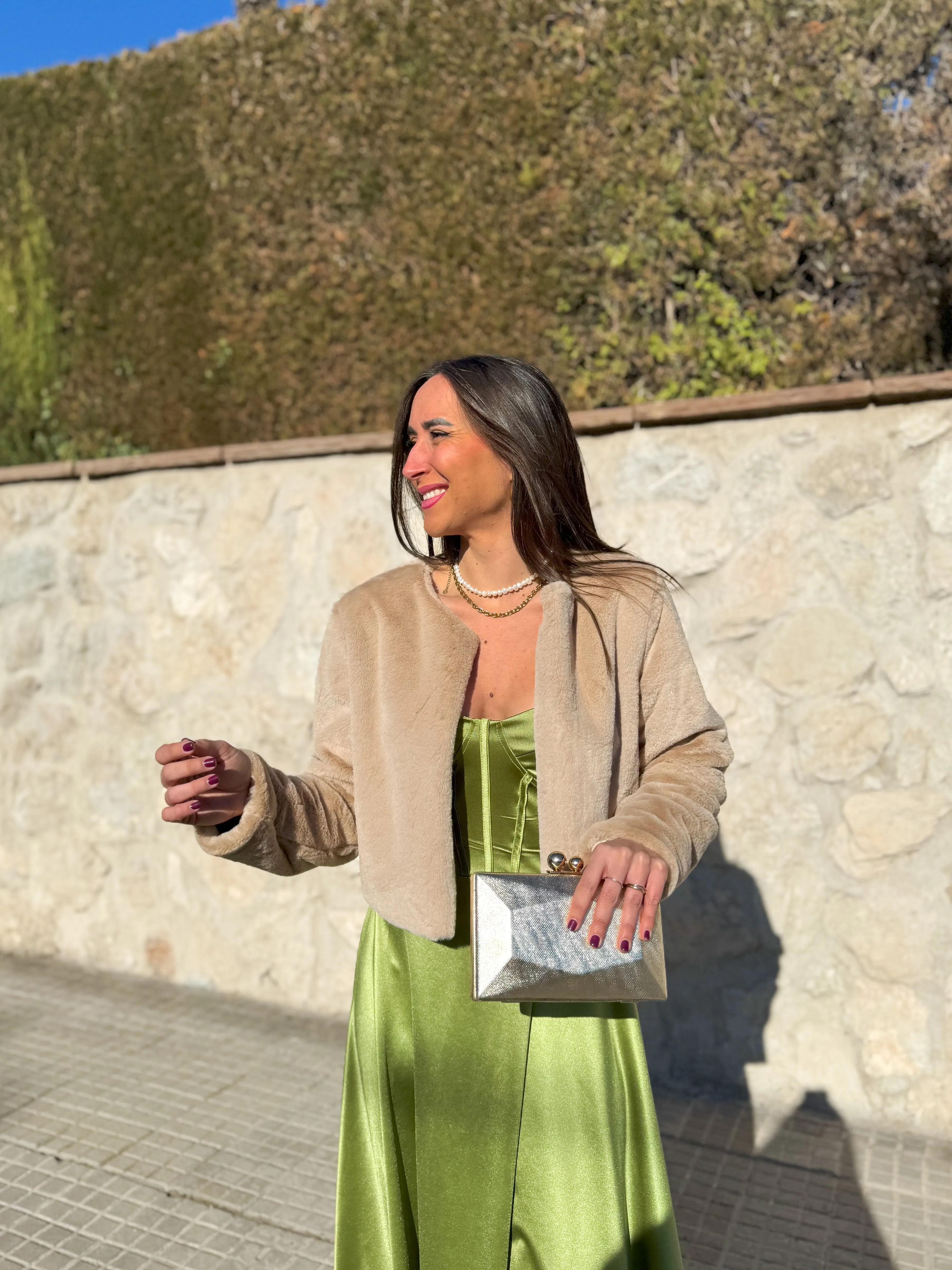 Chaqueta crop pelo beige sold by Sorellas product image thumbnail 2