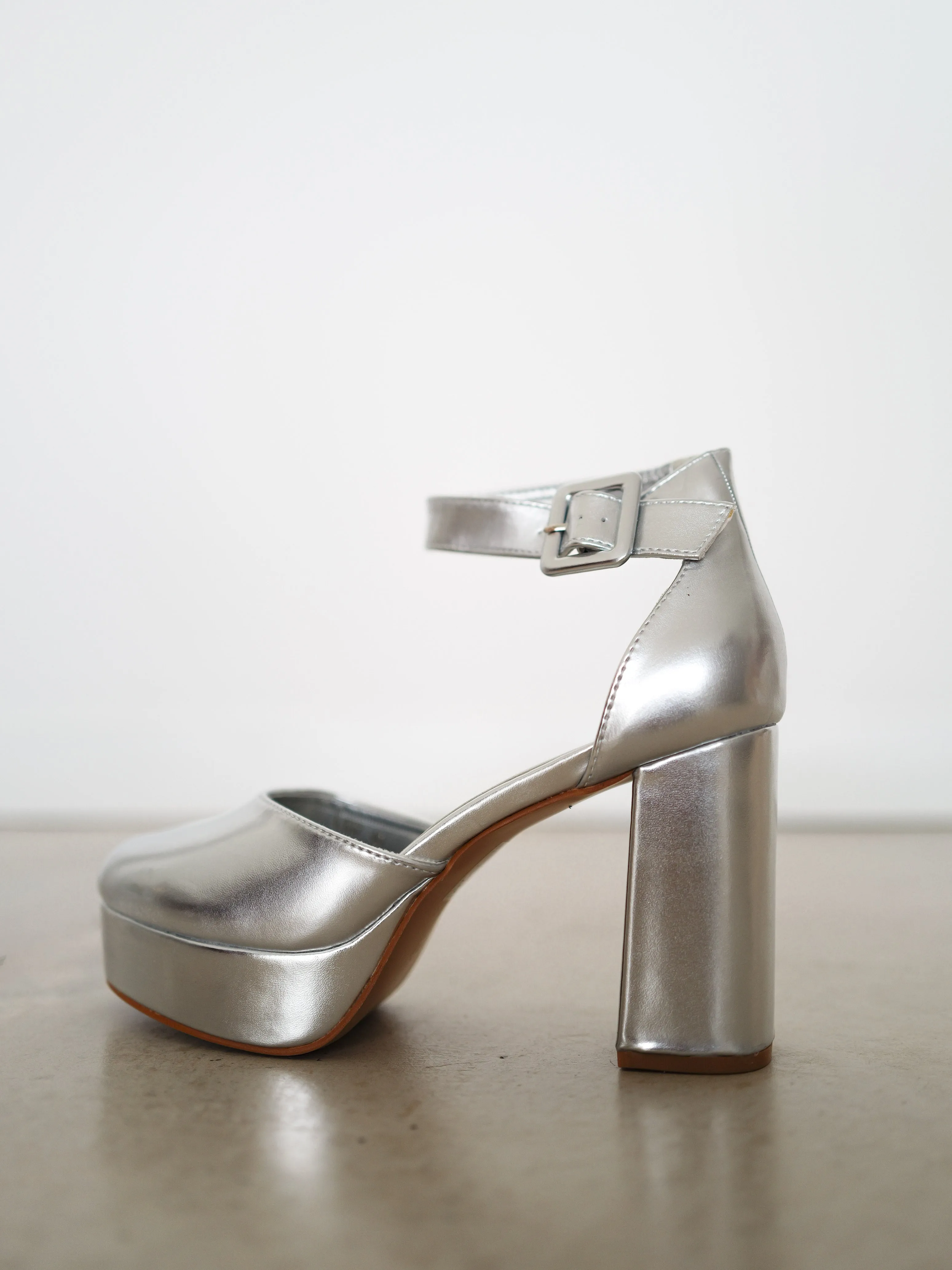 Zapato tacón cerrado plata sold by Sorellas