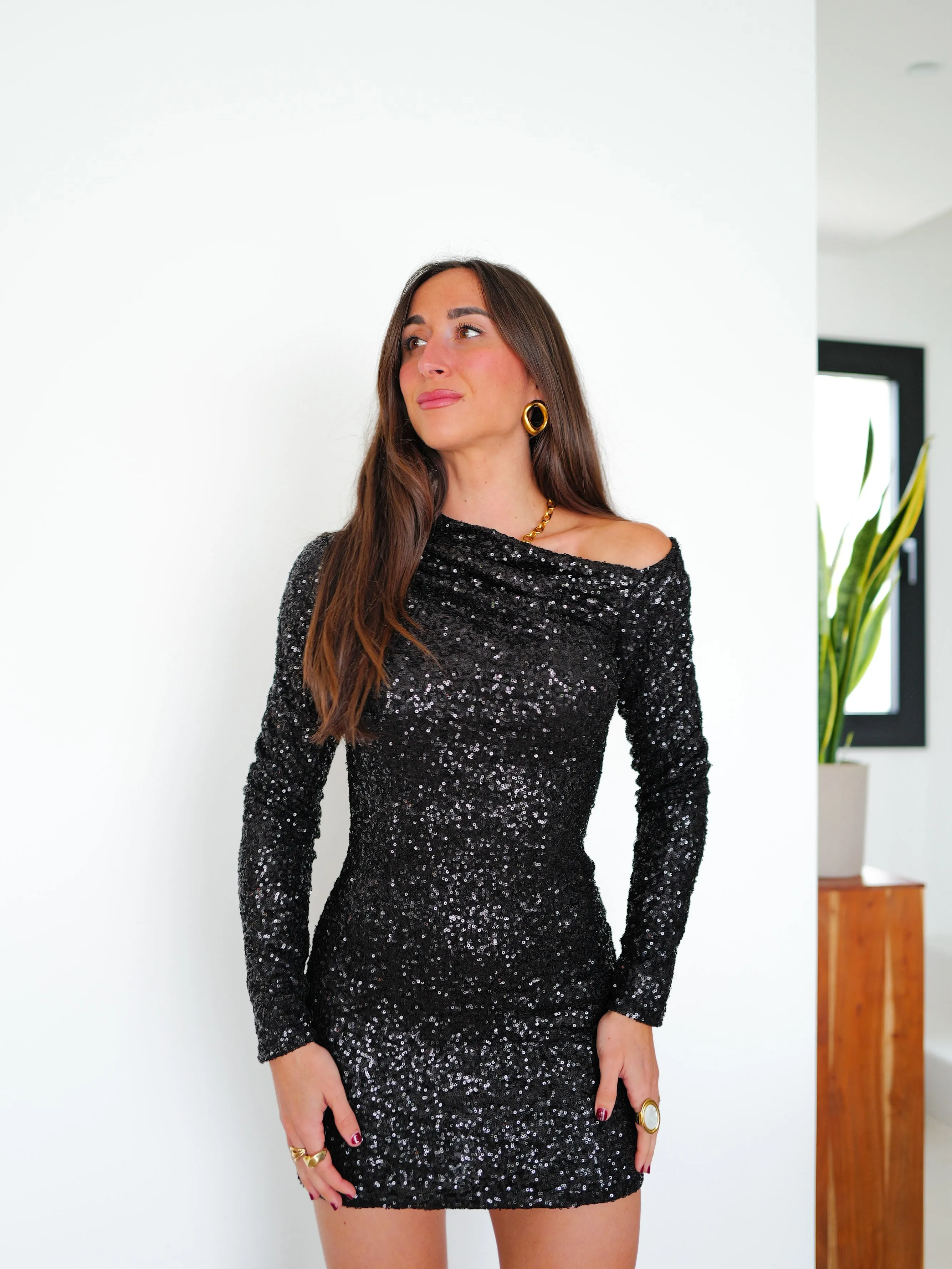 Vestido mini asimetrico glitter negro sold by Sorellas