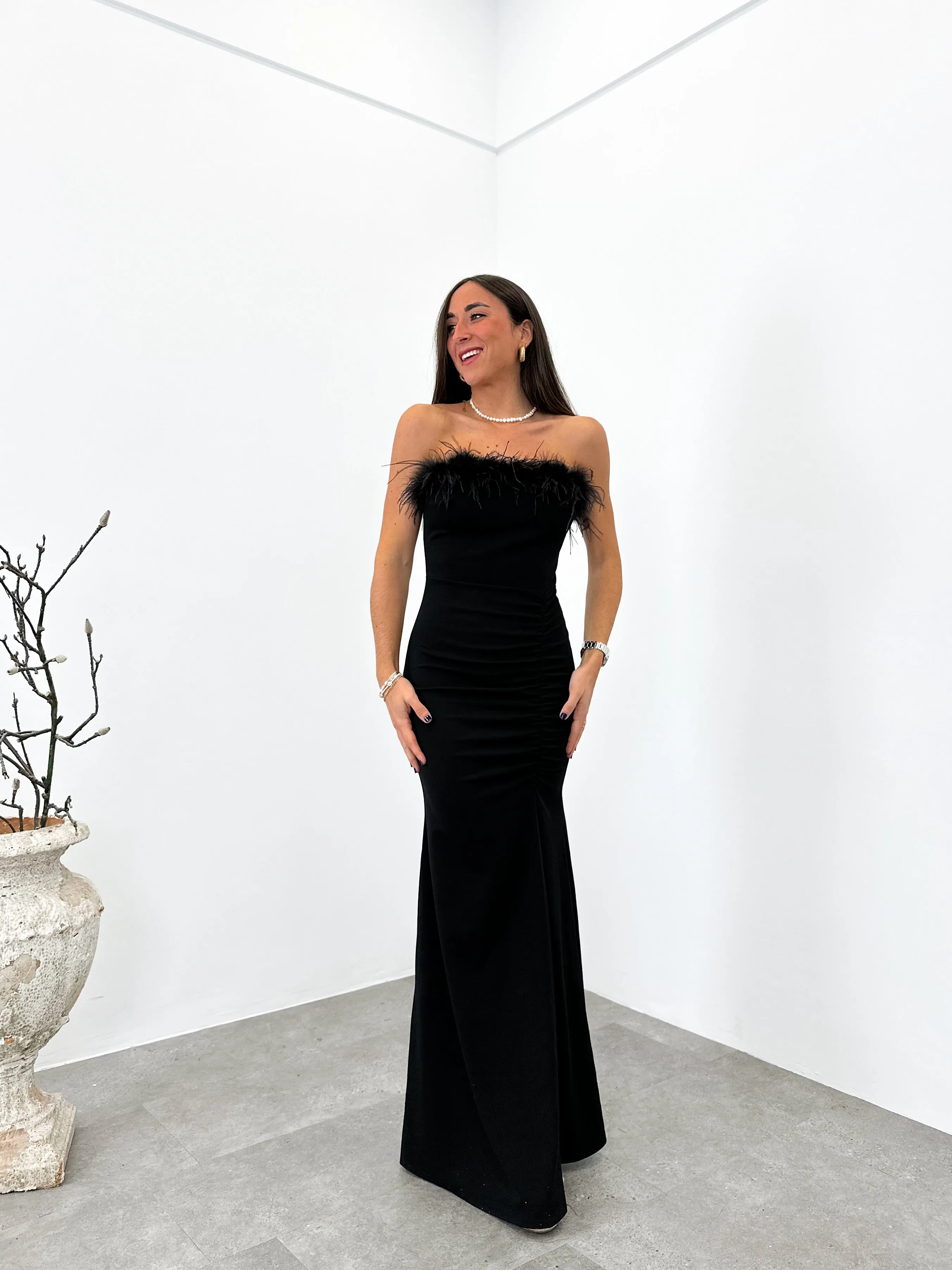 Vestido largo crepe plumas negro sold by Sorellas