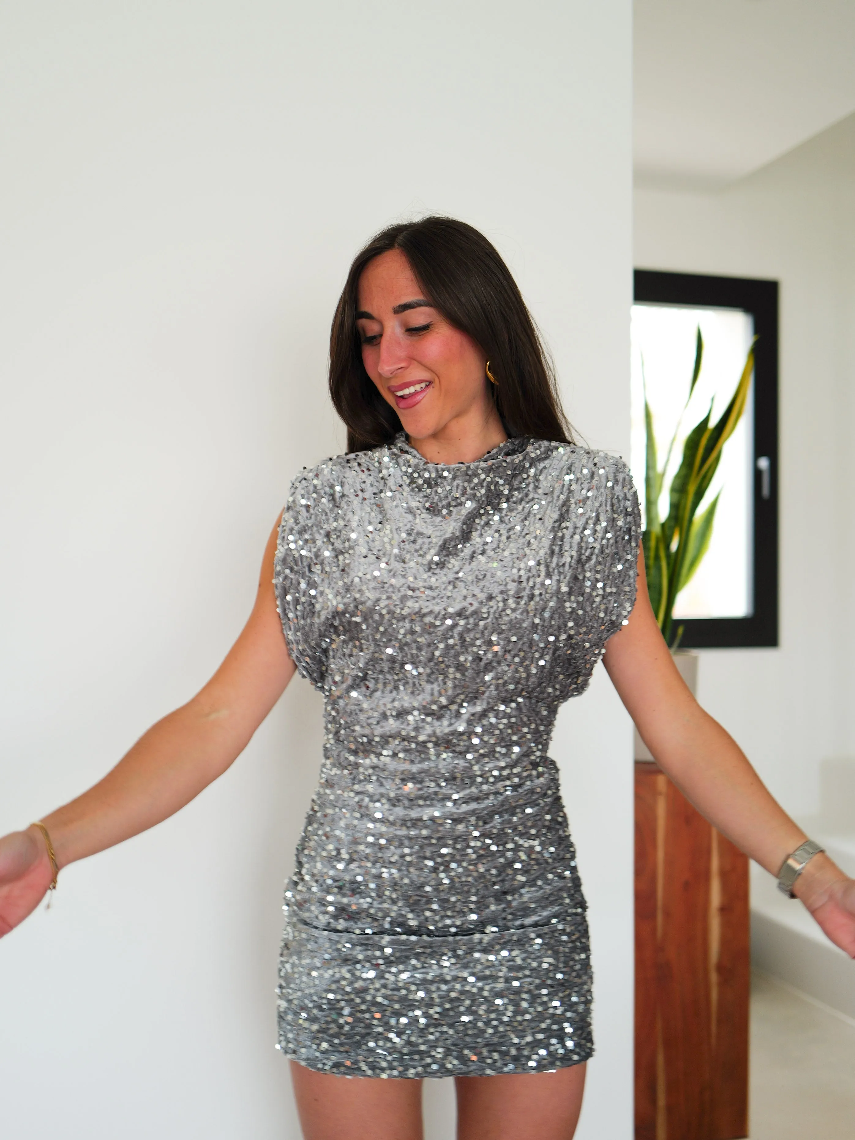 Vestido mini hombreras velvet lentejuelas gris sold by Sorellas