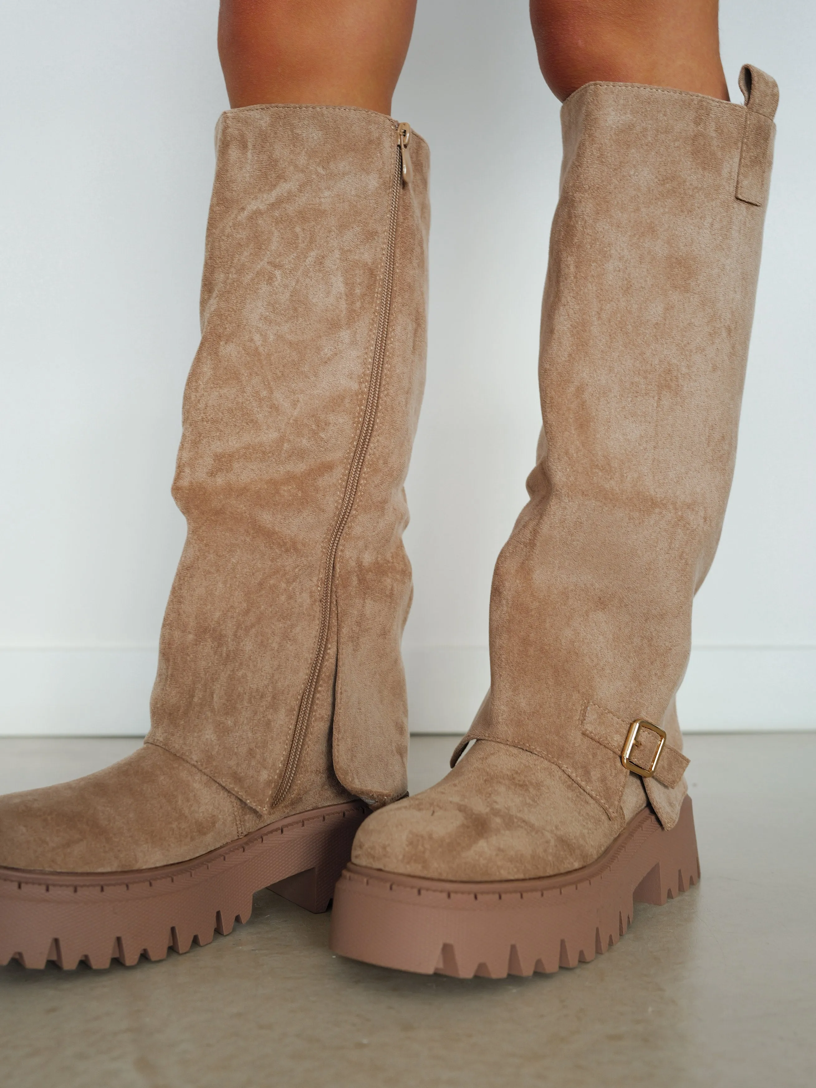Bota ante track solapa beige sold by Sorellas product image thumbnail 3