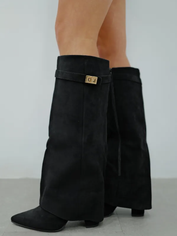 Bota tacón solapa detalle ante negra sold by Sorellas