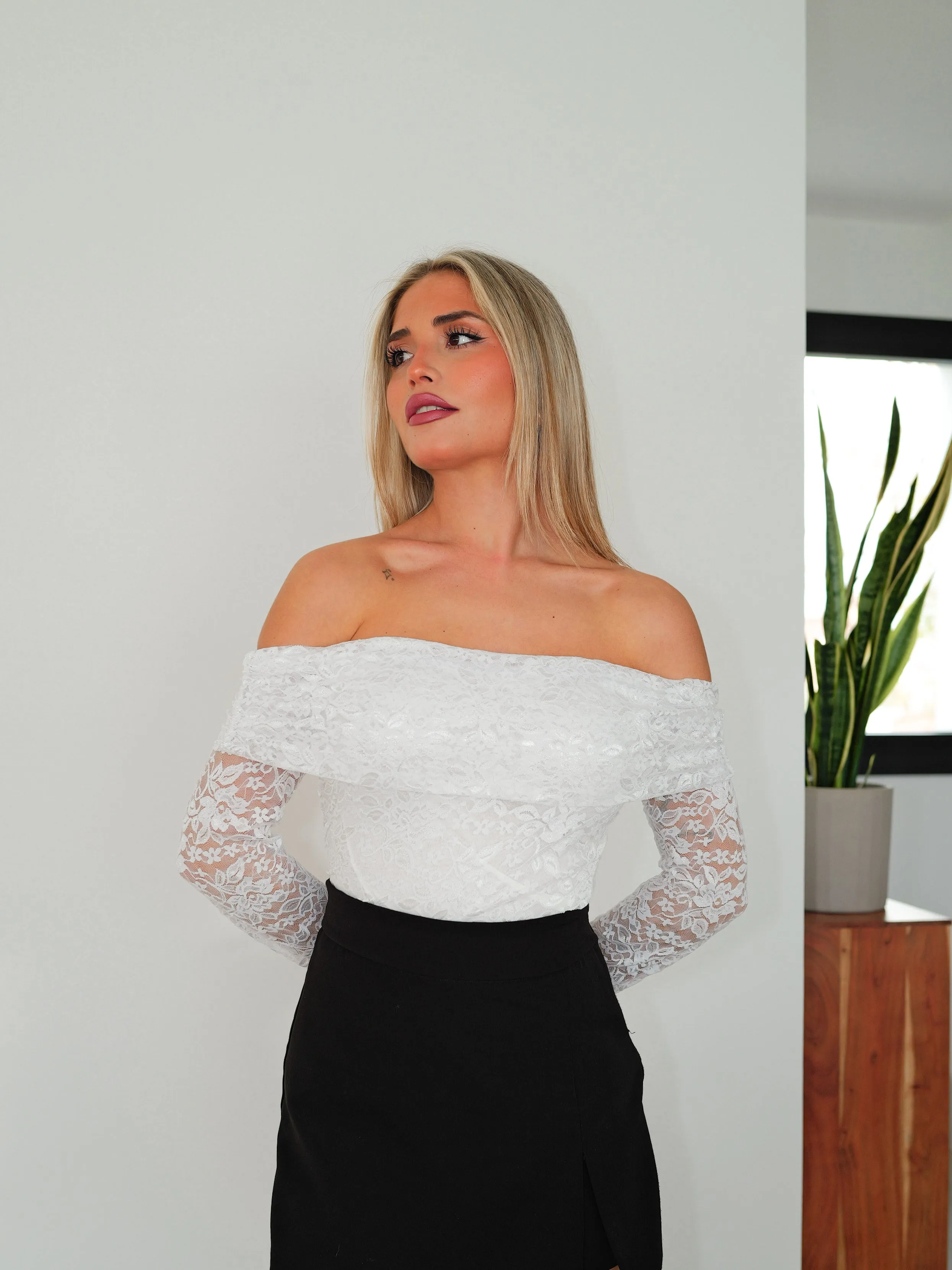 Blusa bardot encaje blanca sold by Sorellas product image thumbnail 4