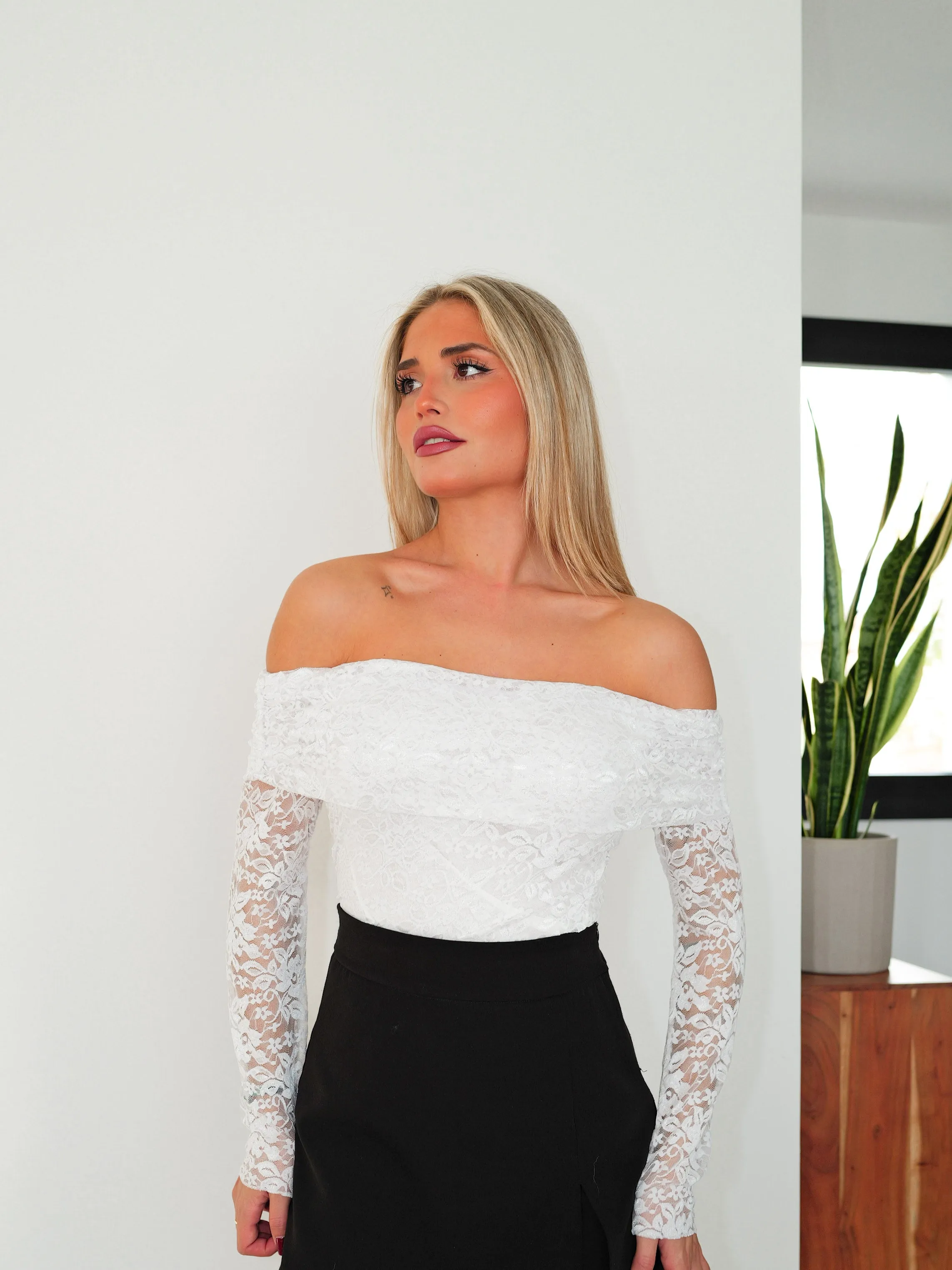 Blusa bardot encaje blanca sold by Sorellas product image thumbnail 2