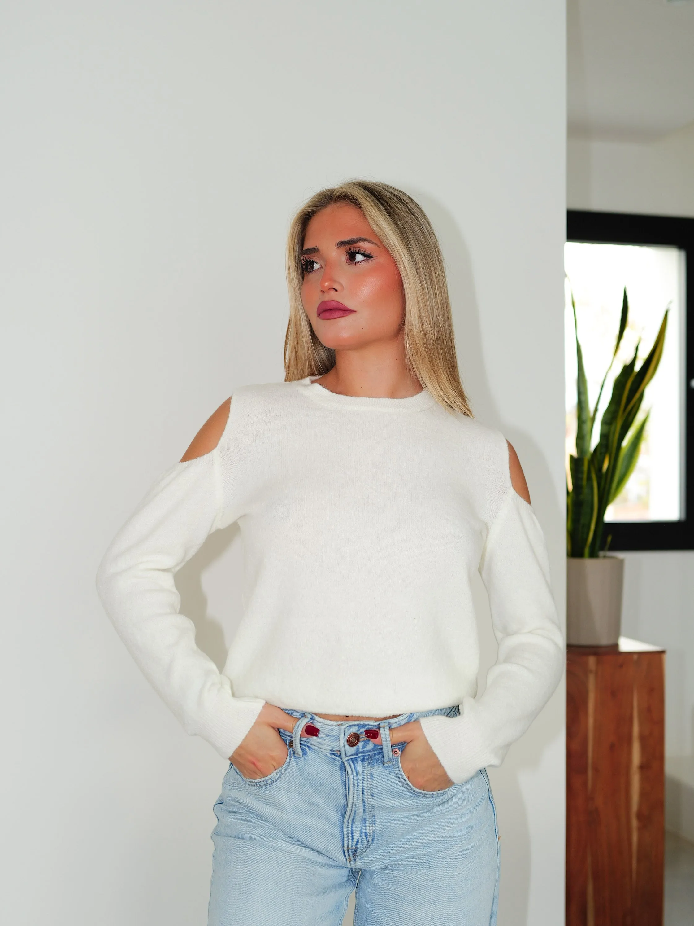 Jersey hombros cuello redondo blanco sold by Sorellas