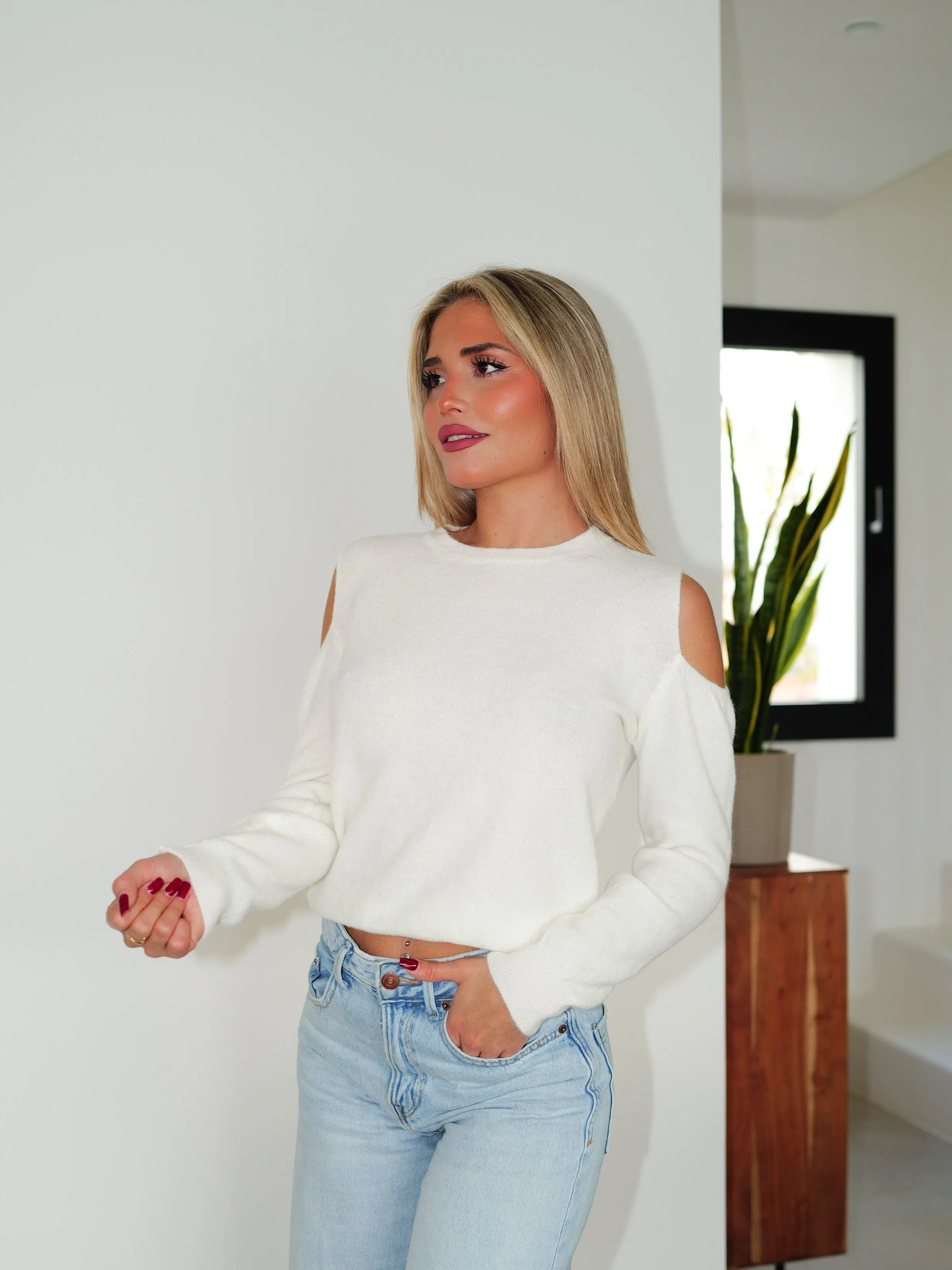 Jersey hombros cuello redondo blanco sold by Sorellas product image thumbnail 3