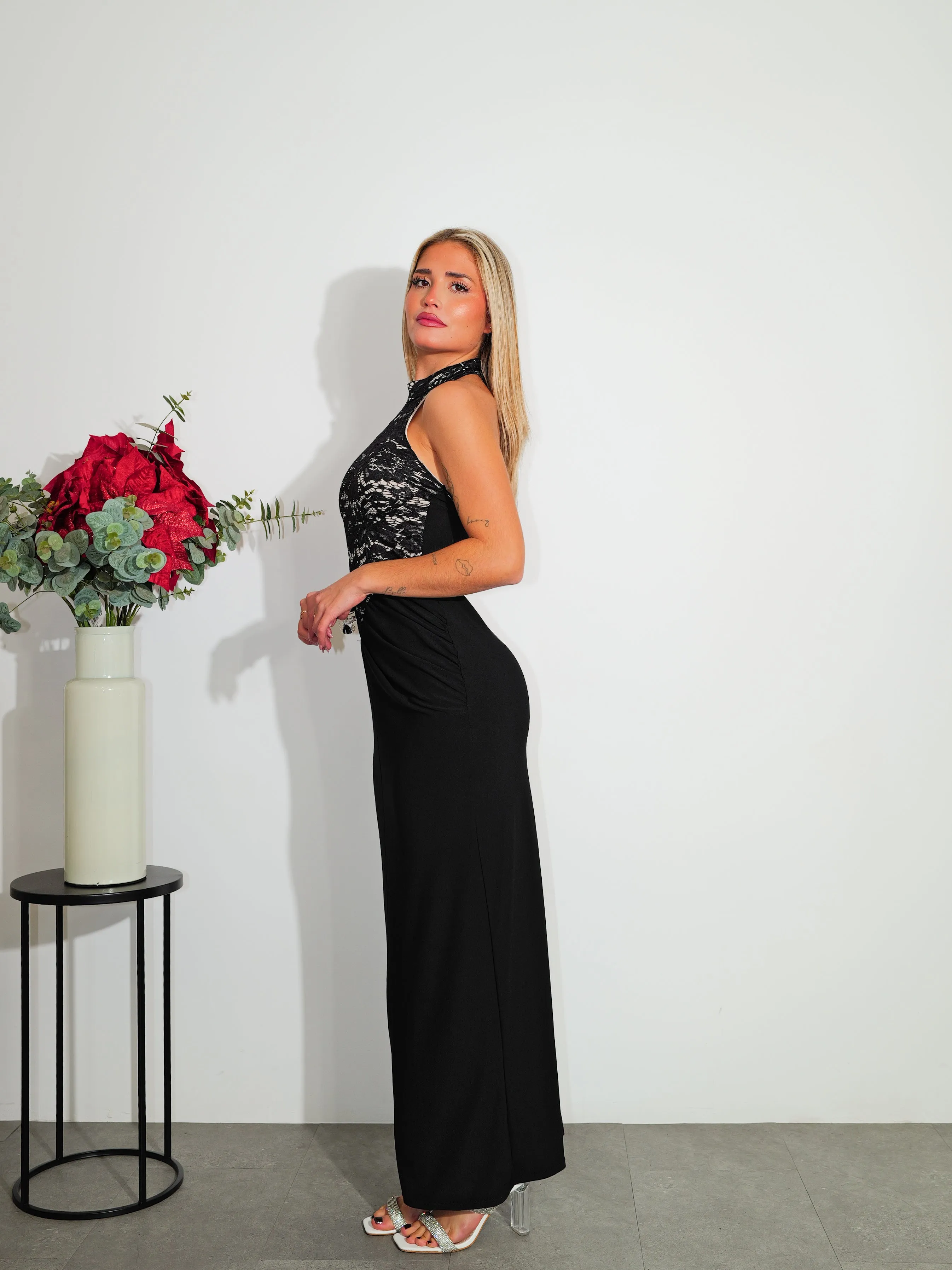 Vestido halter encaje negro sold by Sorellas product image thumbnail 2