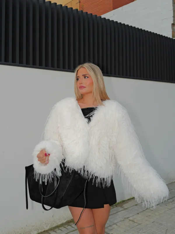 Chaqueta flecos pelo blanca sold by Sorellas