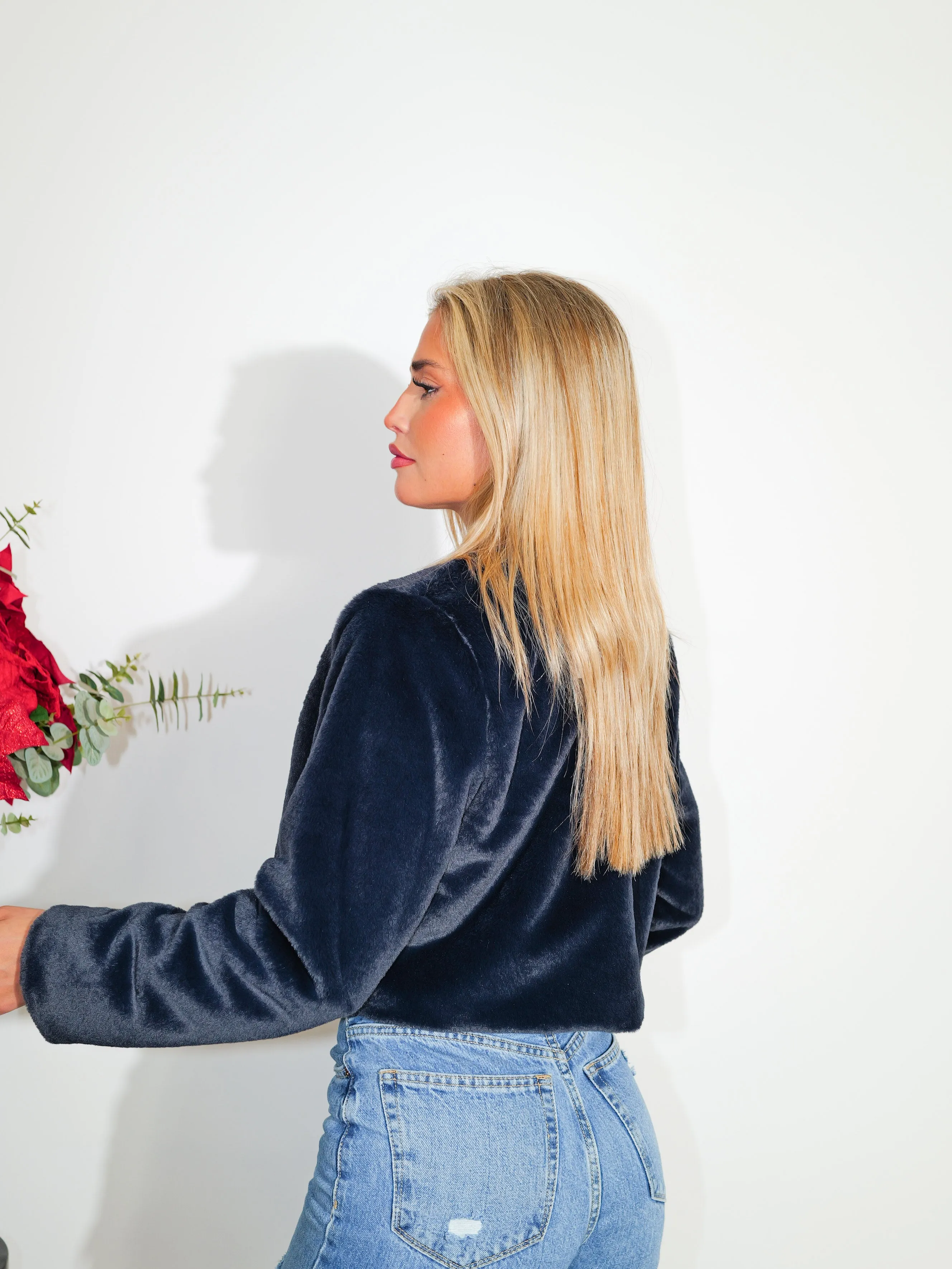 Chaqueta crop pelo marino sold by Sorellas product image thumbnail 2