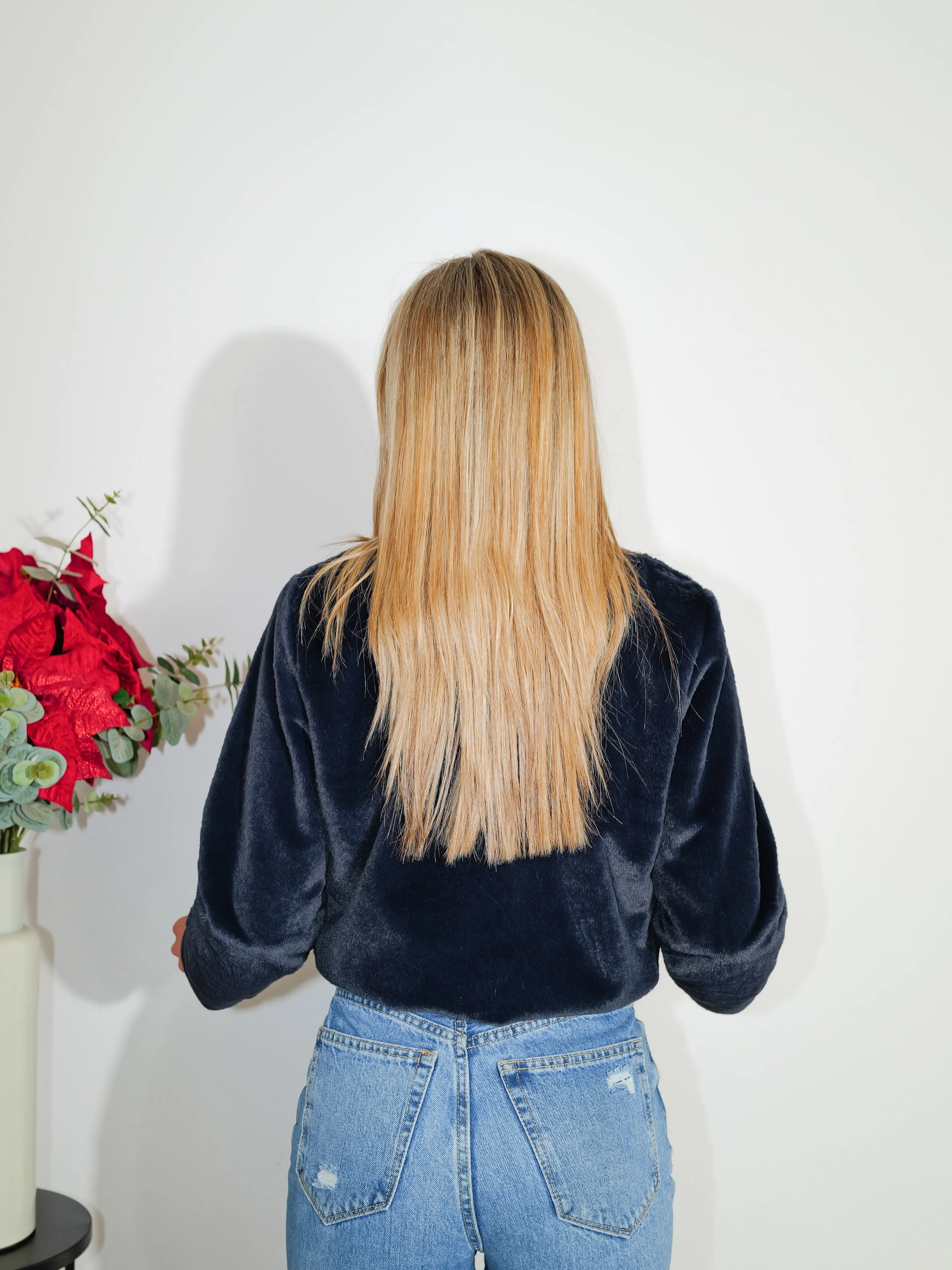 Chaqueta crop pelo marino sold by Sorellas product image thumbnail 3