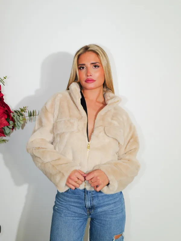 Chaqueta pelo cremallera beige sold by Sorellas