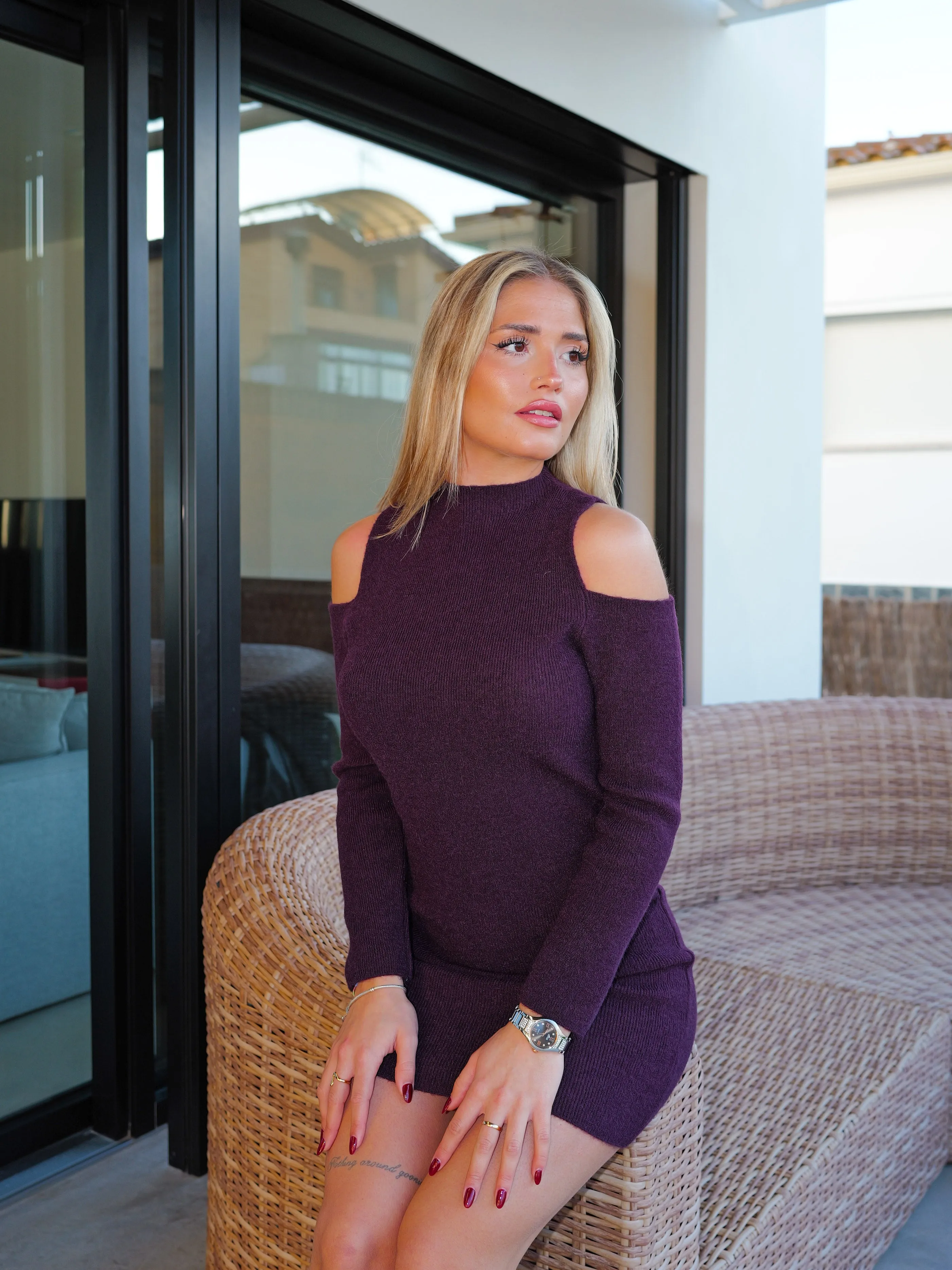 Vestido cuello redondo hombros berenjena sold by Sorellas product image thumbnail 2