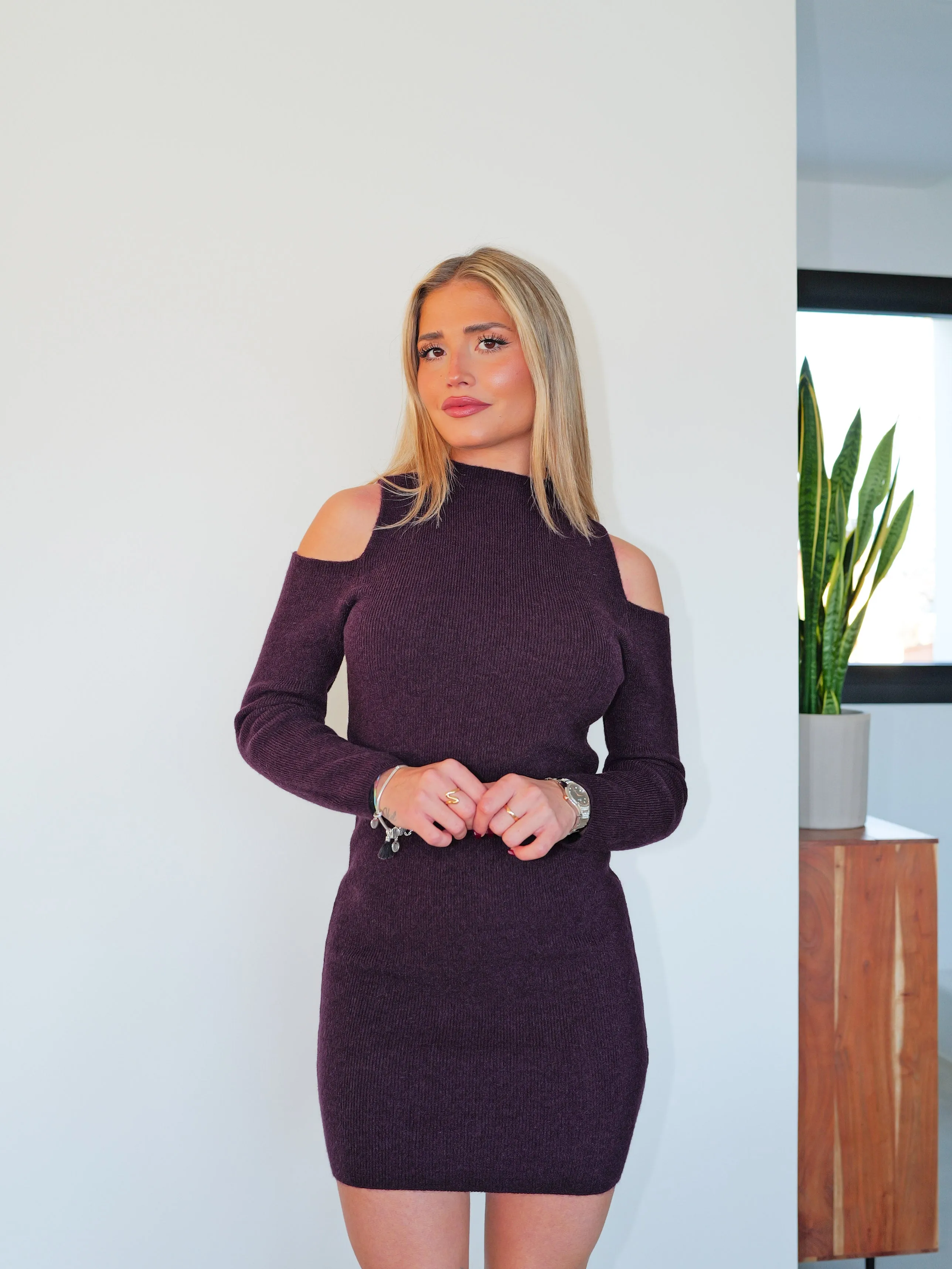 Vestido cuello redondo hombros berenjena sold by Sorellas product image thumbnail 3