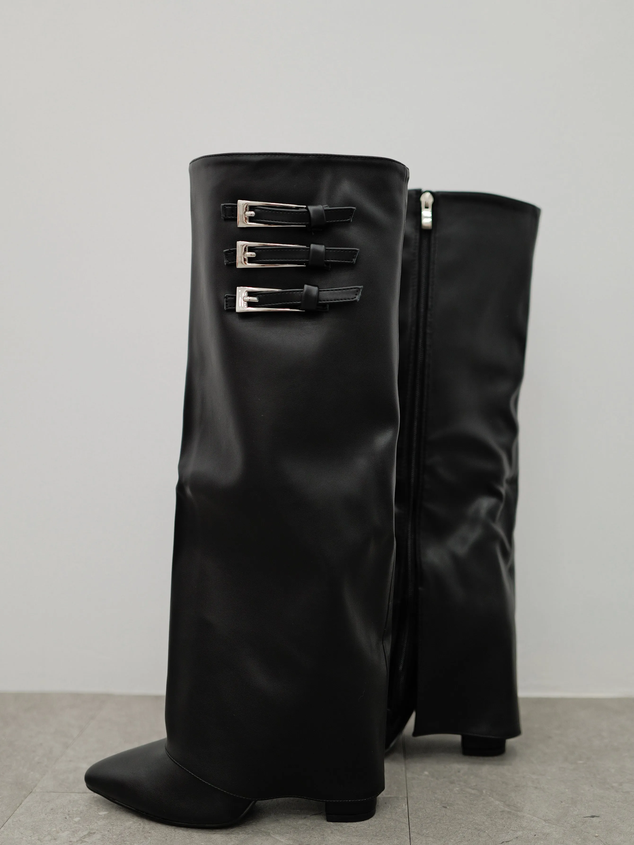 Bota tacón lisa hebillas negra sold by Sorellas product image thumbnail 2