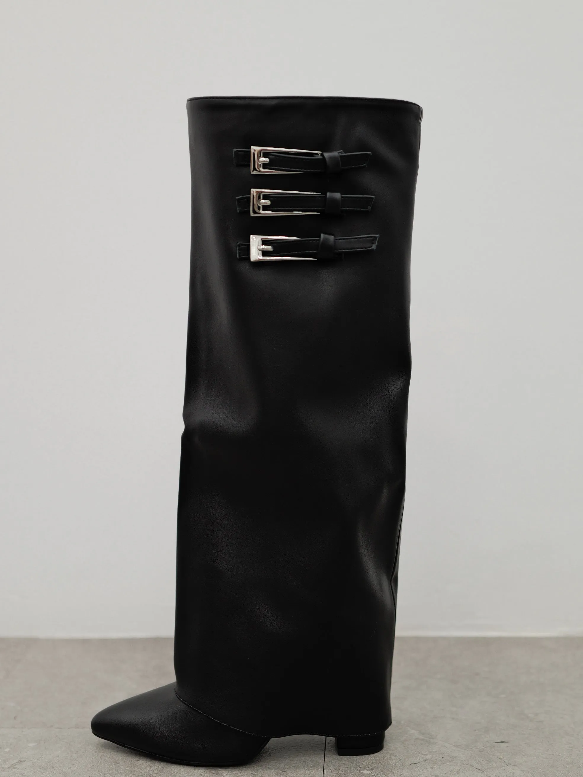 Bota tacón lisa hebillas negra sold by Sorellas