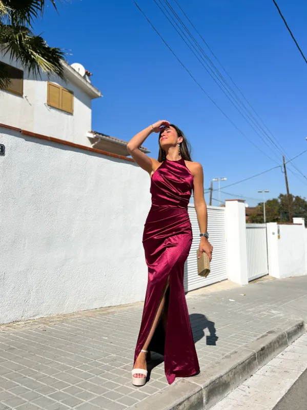 Vestido largo halter drapeado burdeos sold by Sorellas