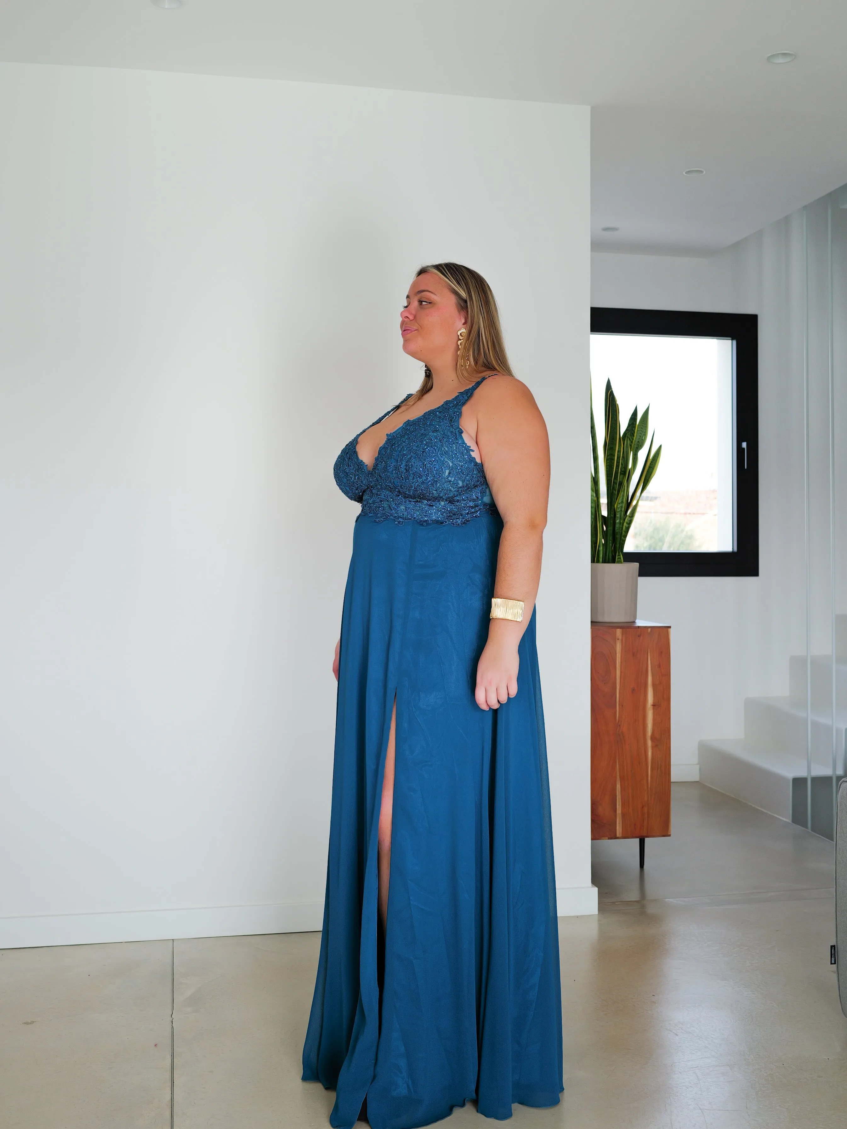 Vestido largo escote pico pedrería petróleo sold by Sorellas product image thumbnail 3