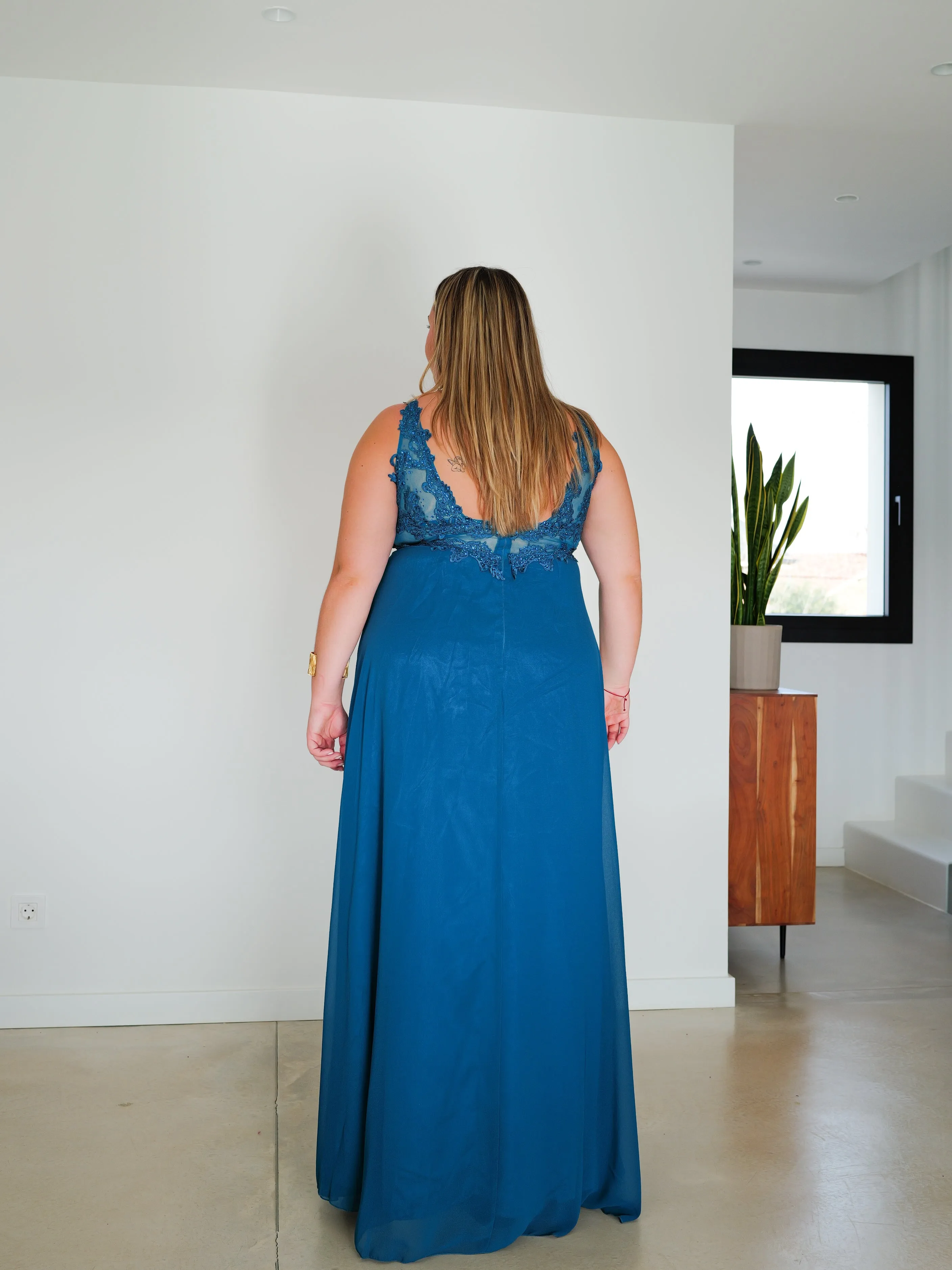 Vestido largo escote pico pedrería petróleo sold by Sorellas product image thumbnail 4