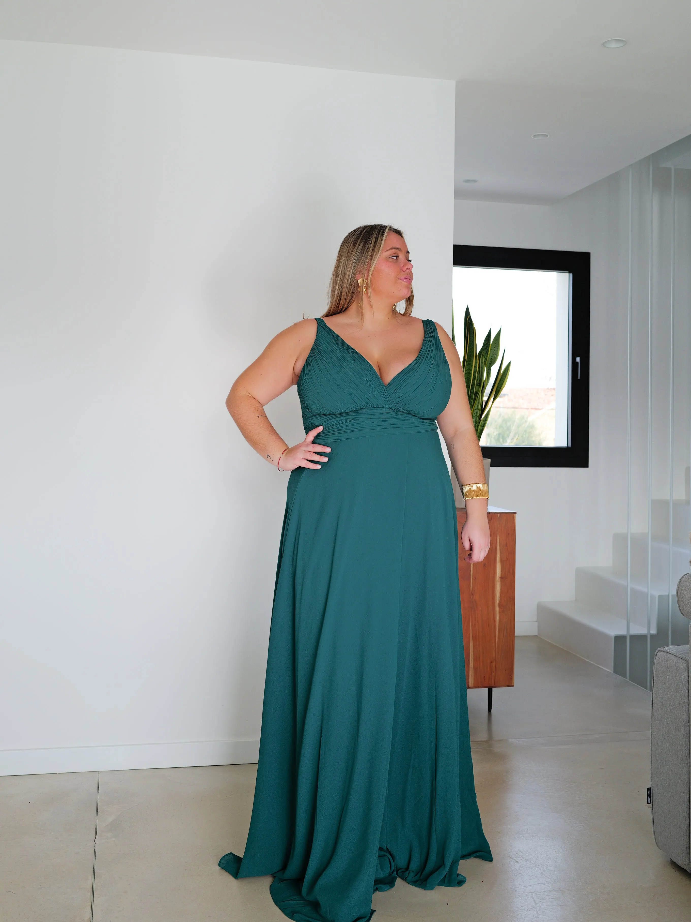 Vestido largo escote pico drapeado botella sold by Sorellas