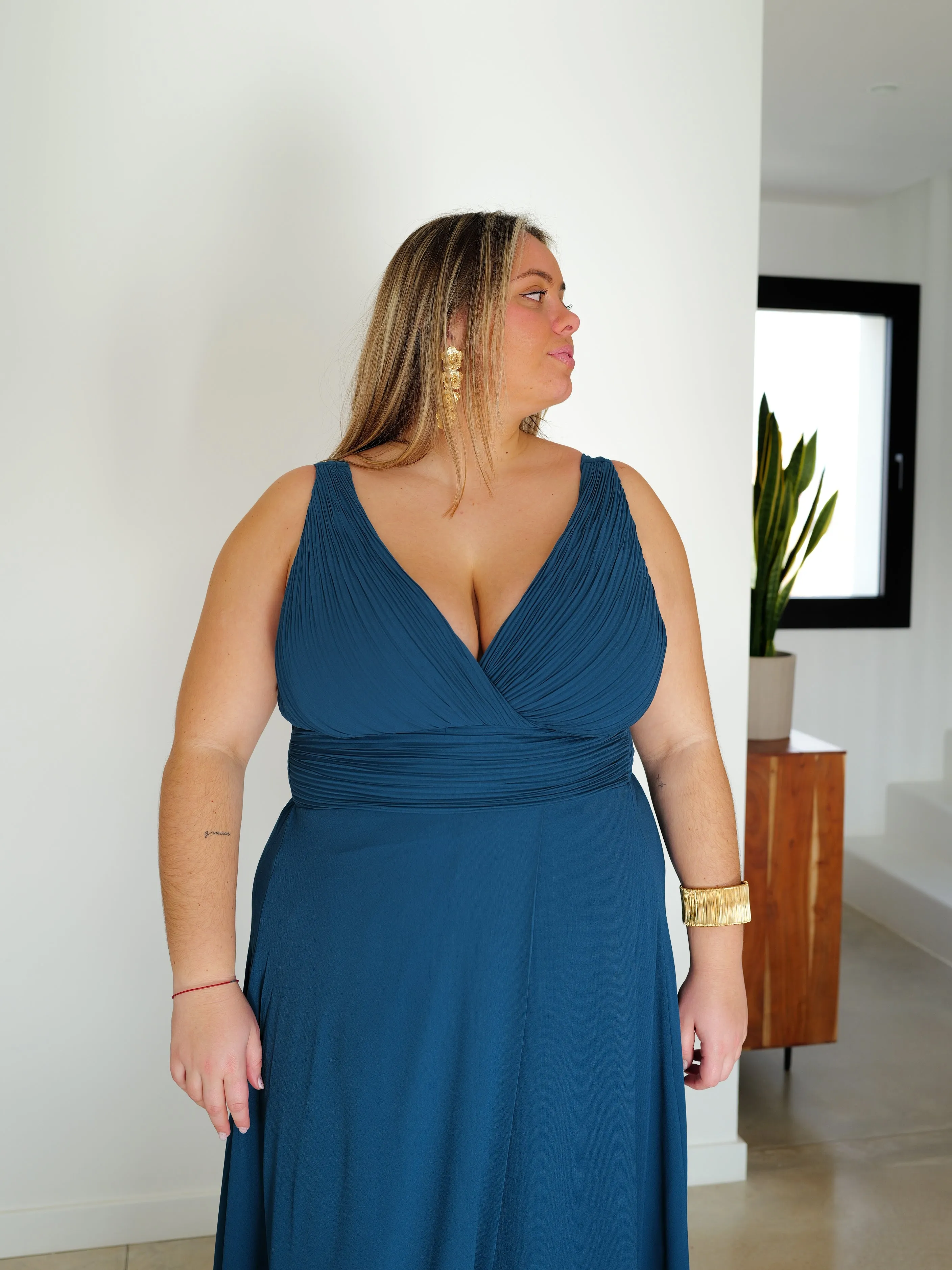 Vestido largo escote pico drapeado petróleo sold by Sorellas product image thumbnail 4