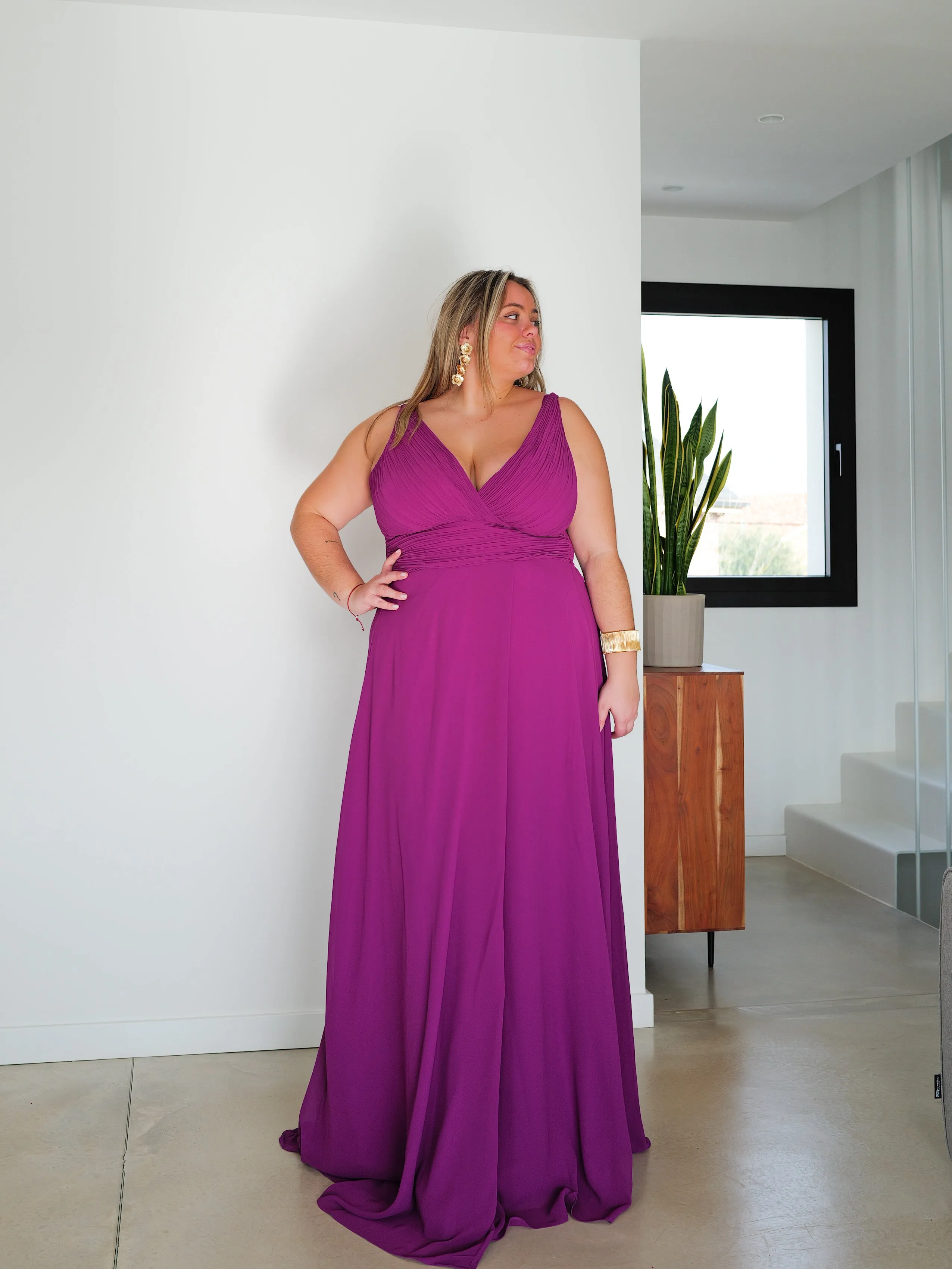 Vestido largo escote pico drapeado amarena sold by Sorellas product image thumbnail 3