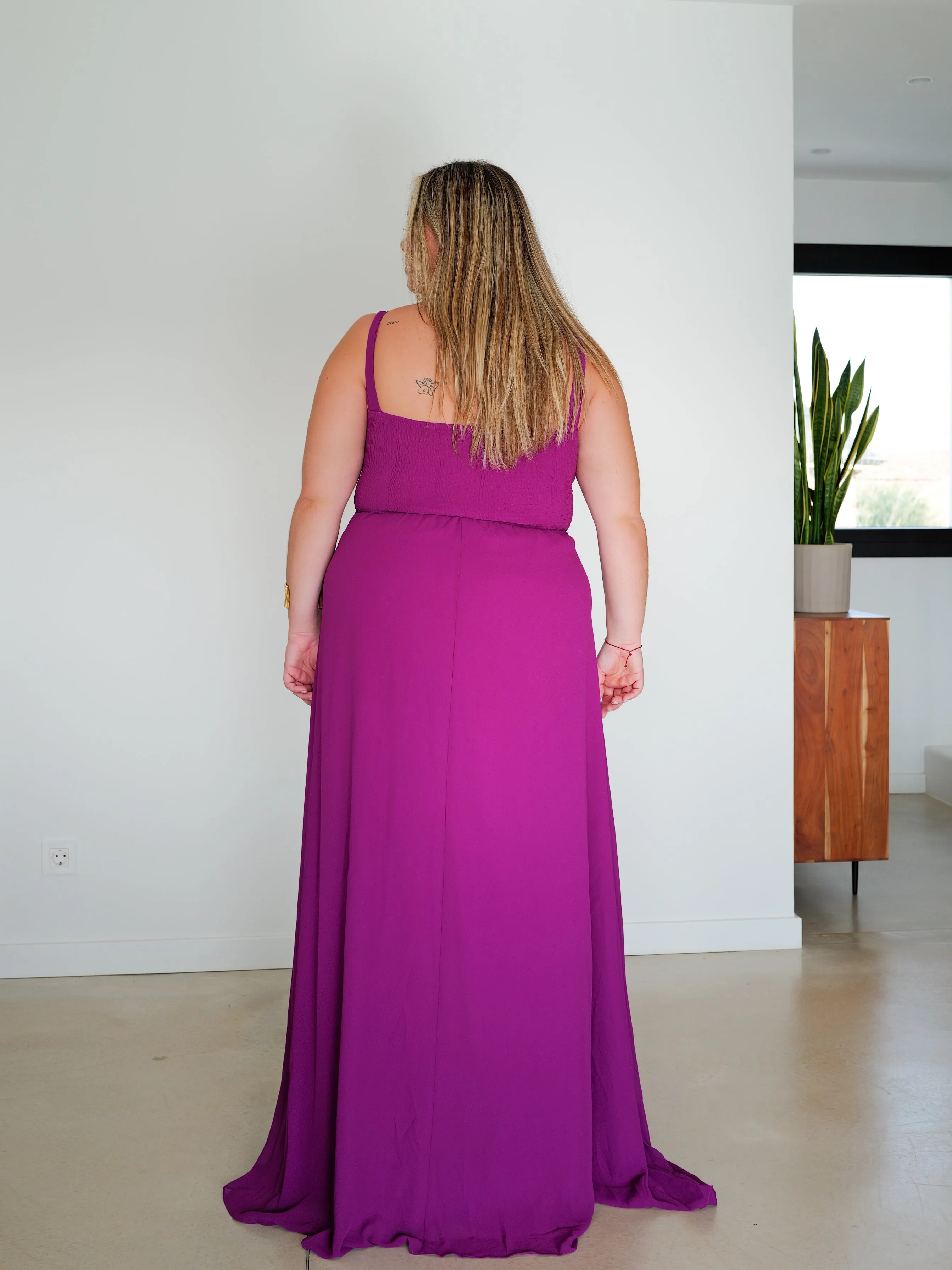 Vestido largo escote pico drapeado amarena sold by Sorellas product image thumbnail 4