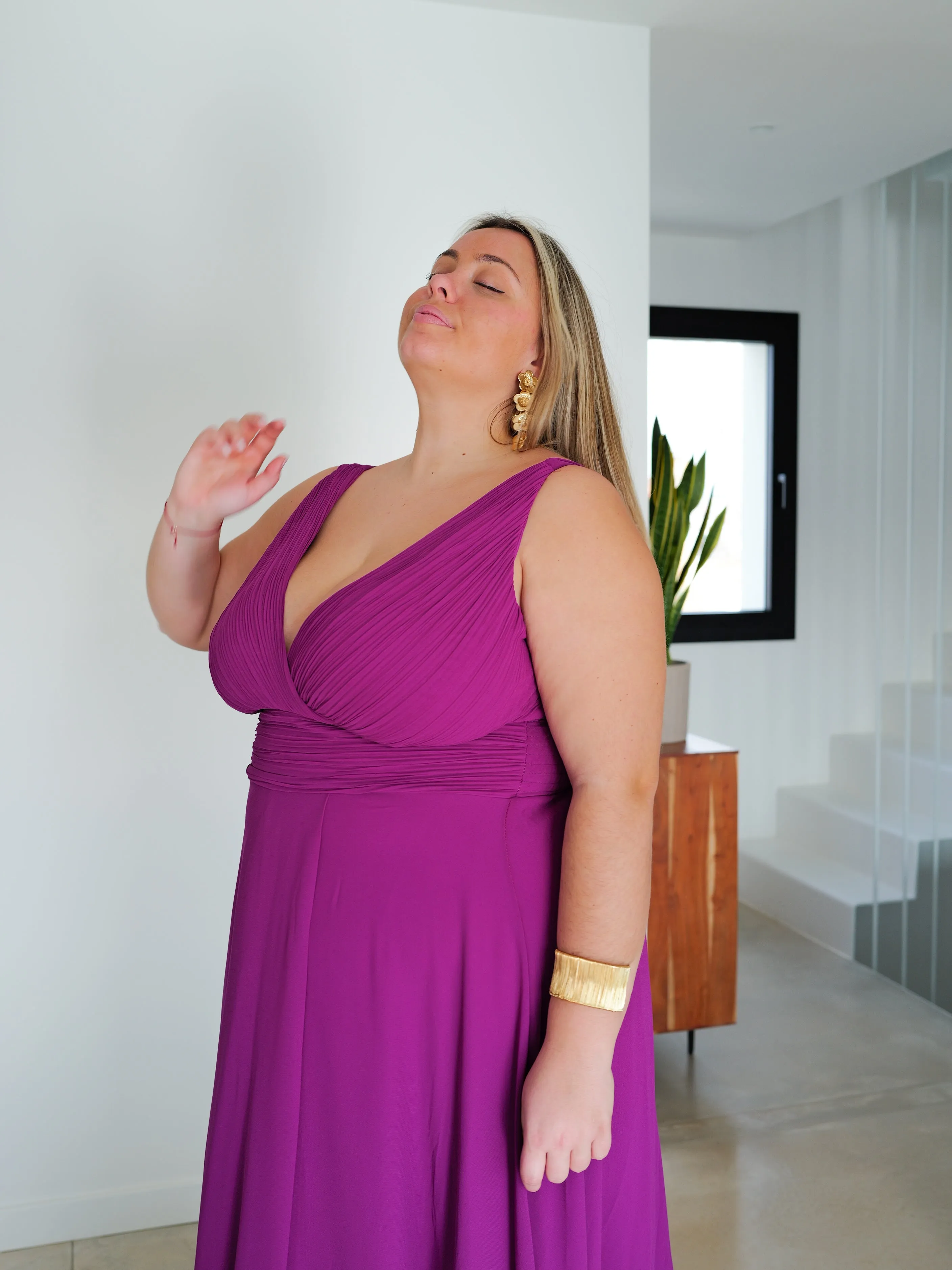 Vestido largo escote pico drapeado amarena sold by Sorellas product image thumbnail 2