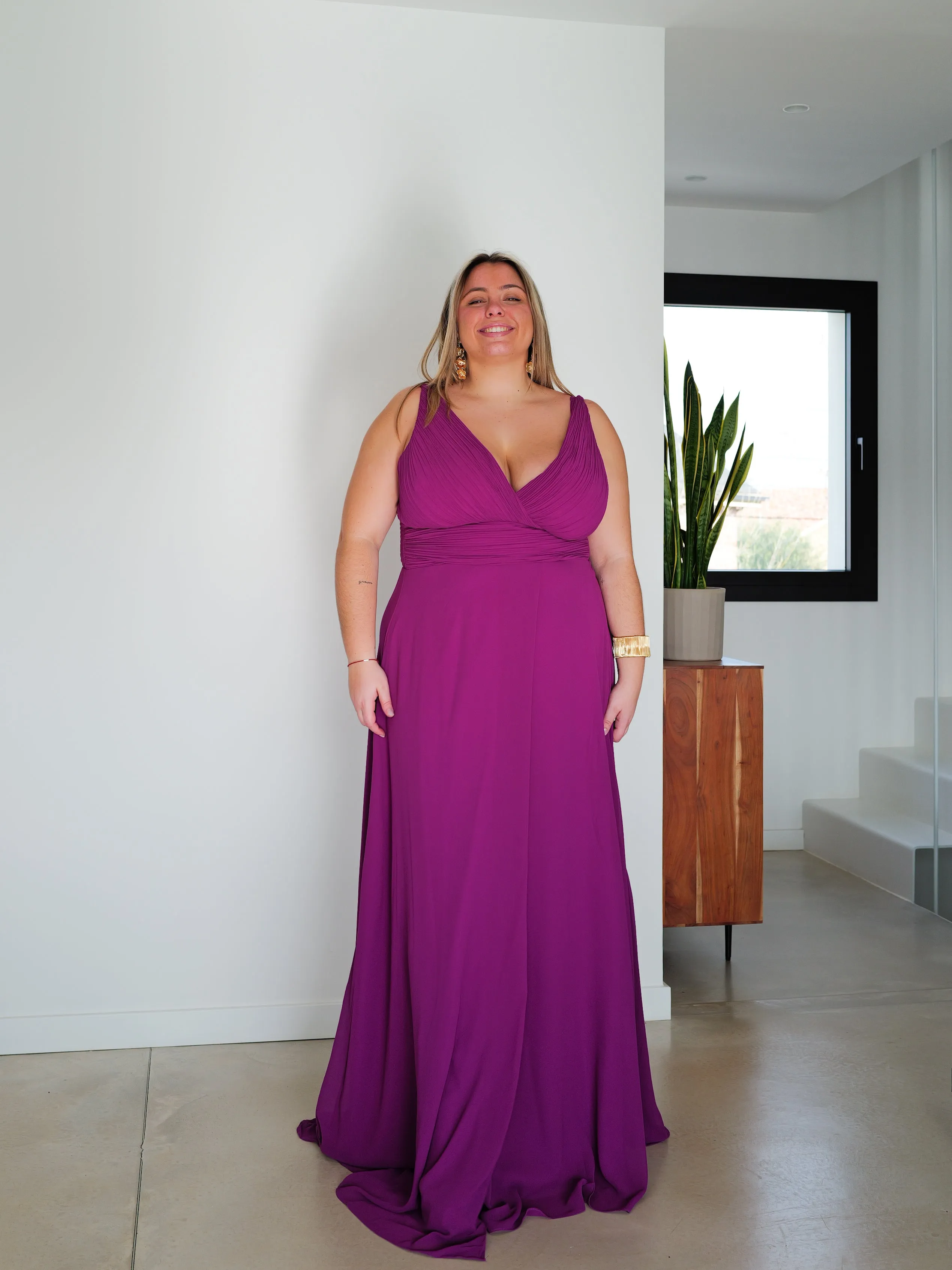 Vestido largo escote pico drapeado amarena sold by Sorellas product image thumbnail 5