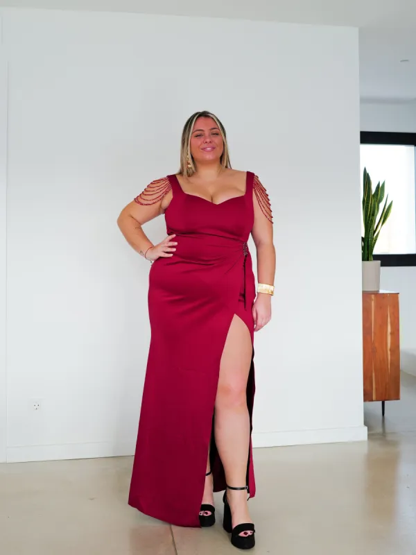 Vestido largo detalles hombros burdeos sold by Sorellas