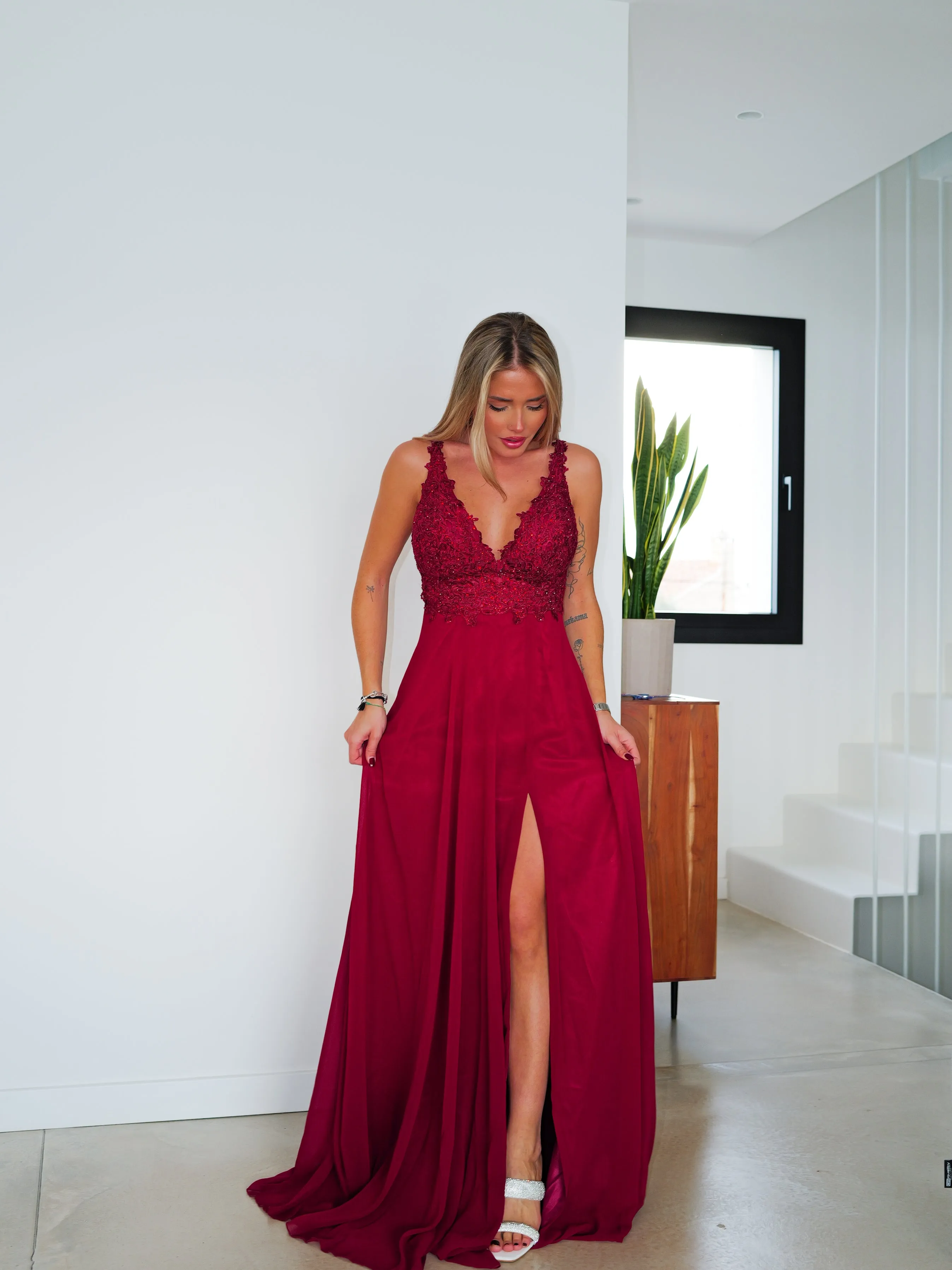 Vestido largo escote pico pedrería burdeos sold by Sorellas