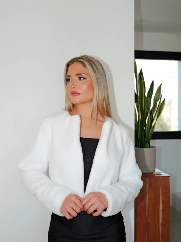 Chaqueta crop pelo blanco sold by Sorellas