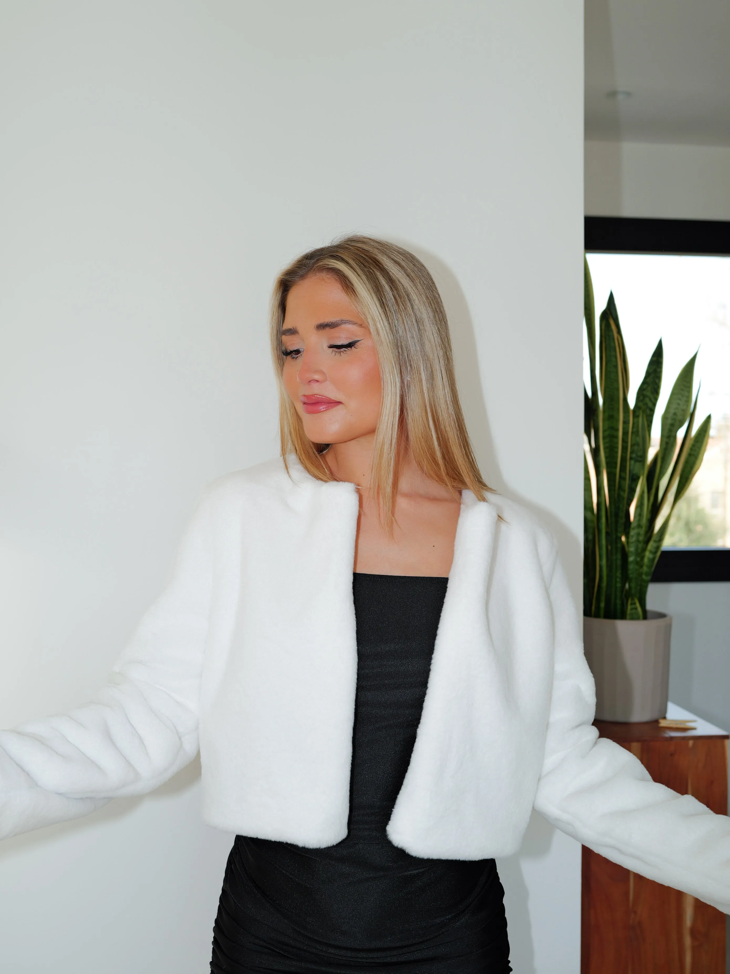 Chaqueta crop pelo blanco sold by Sorellas product image thumbnail 2