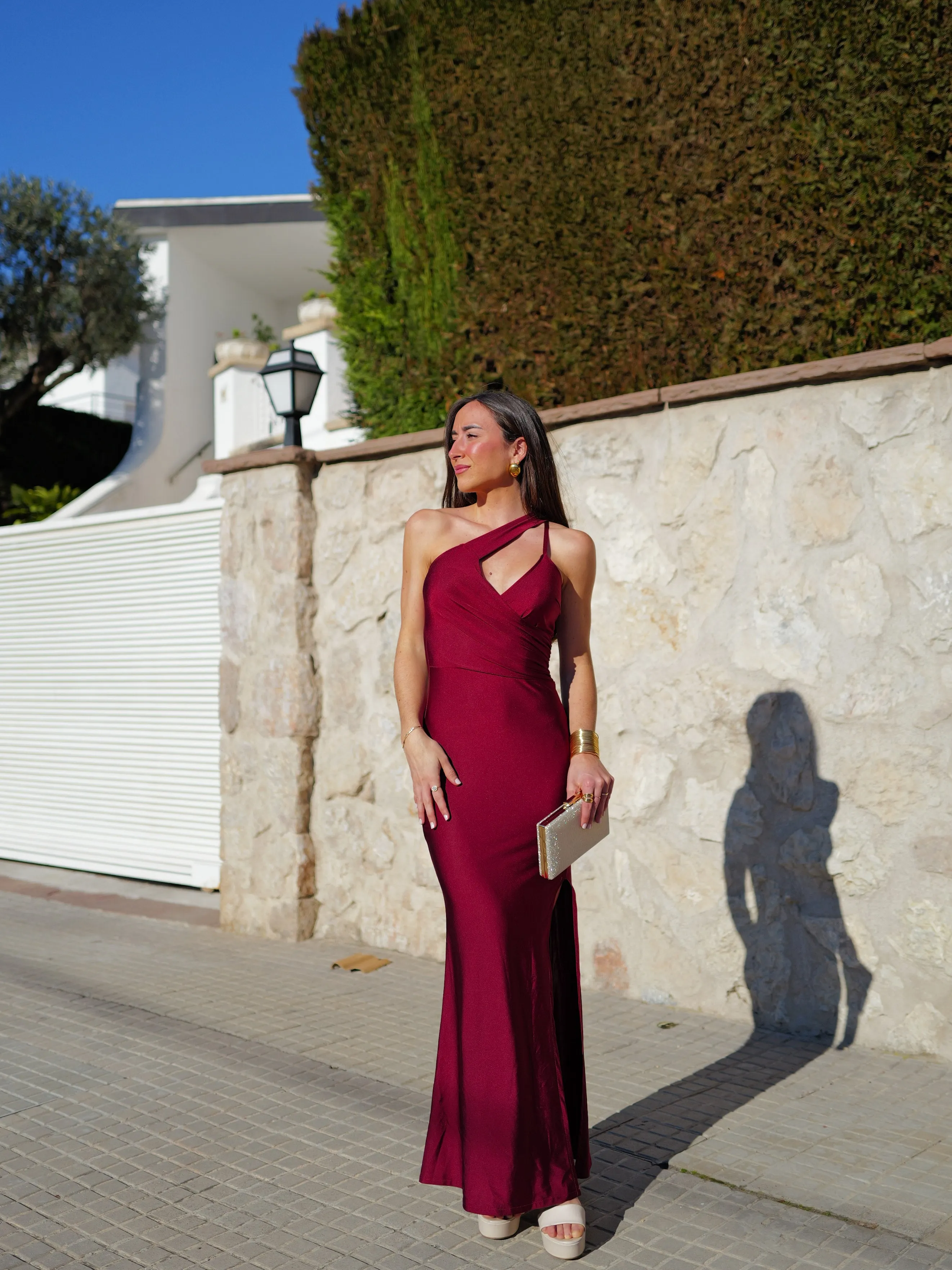 Vestido largo pico banda burdeos sold by Sorellas