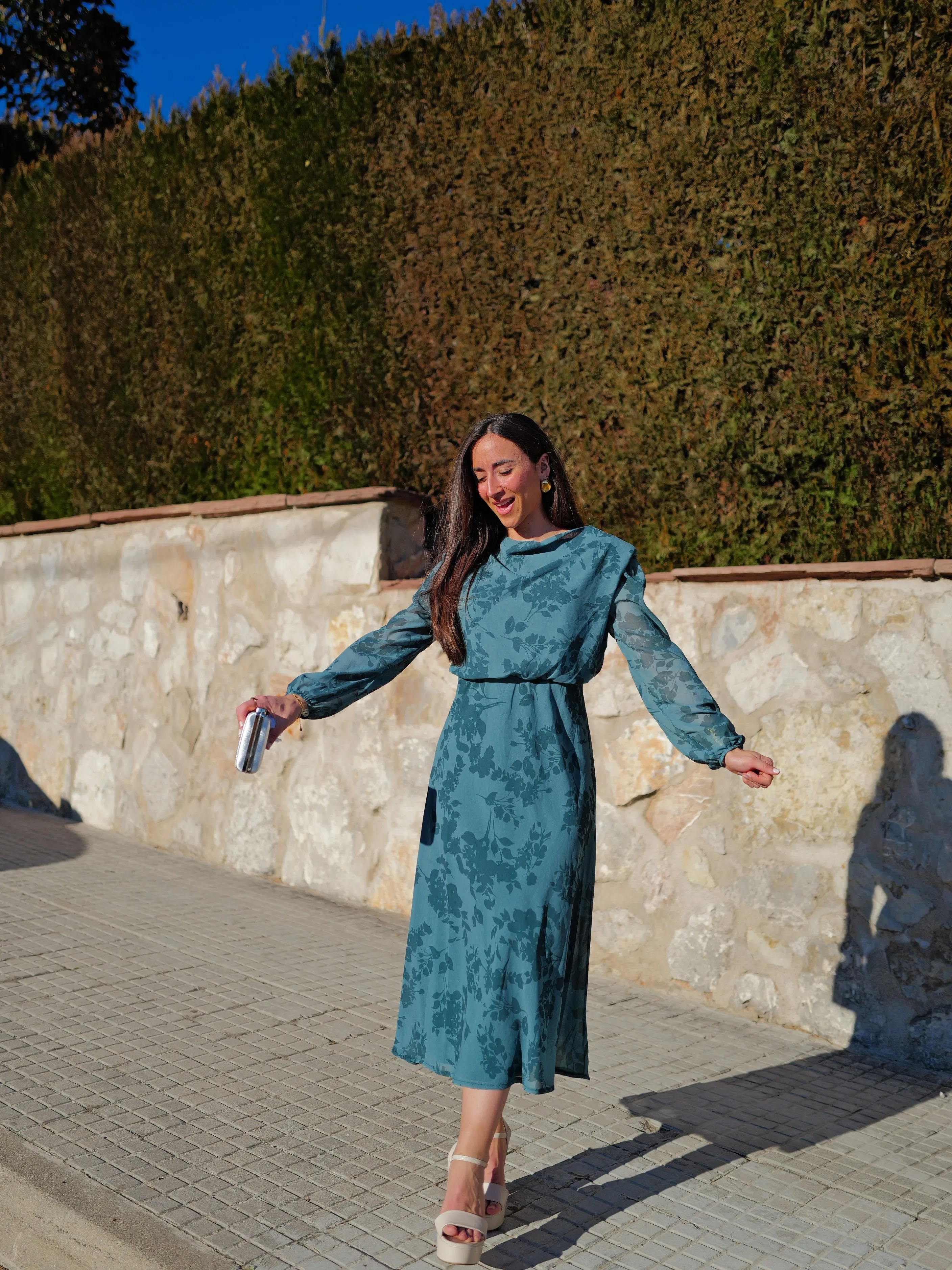 Vestido midi hombreras petróleo sold by Sorellas product image thumbnail 3