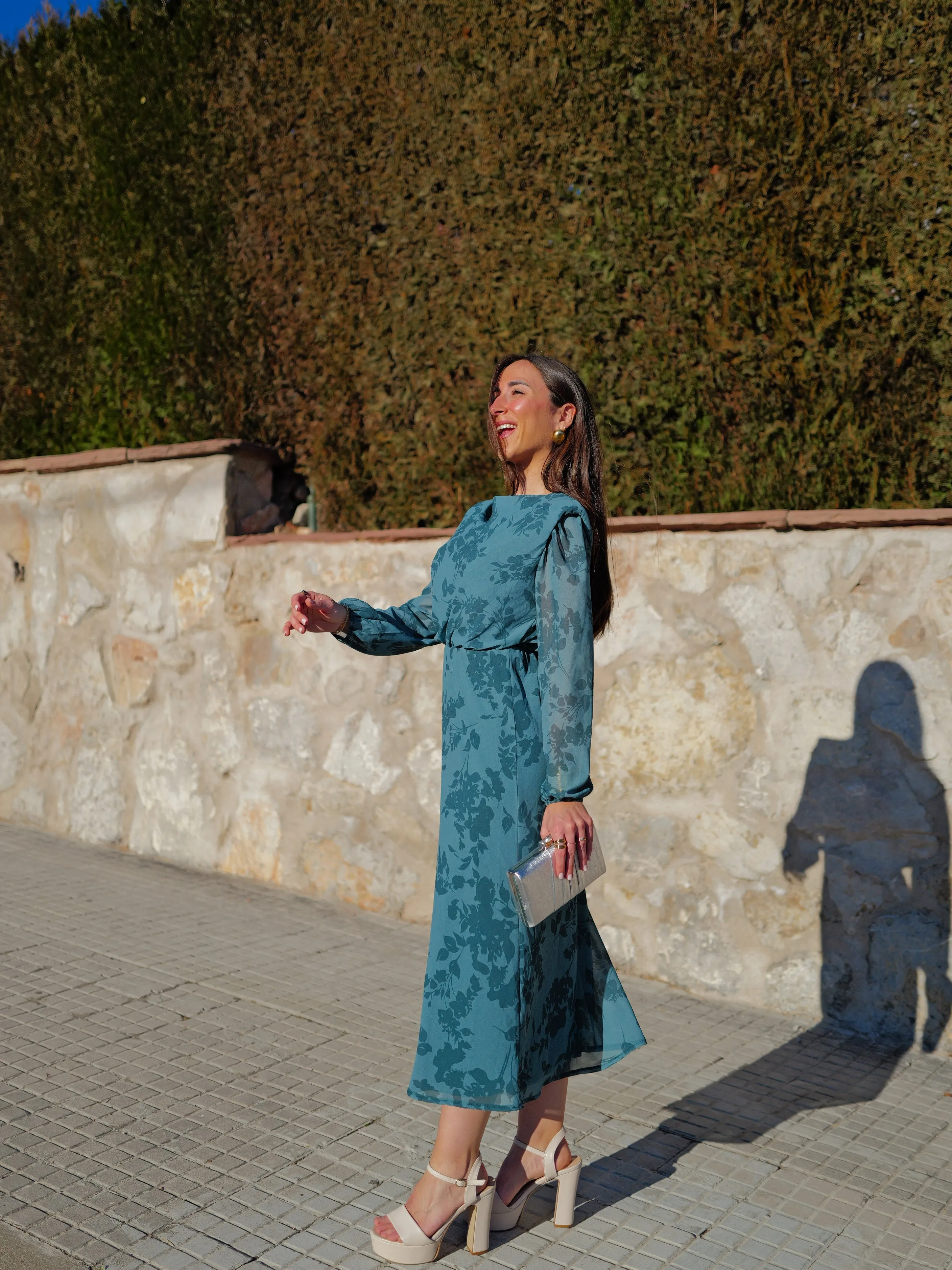 Vestido midi hombreras petróleo sold by Sorellas