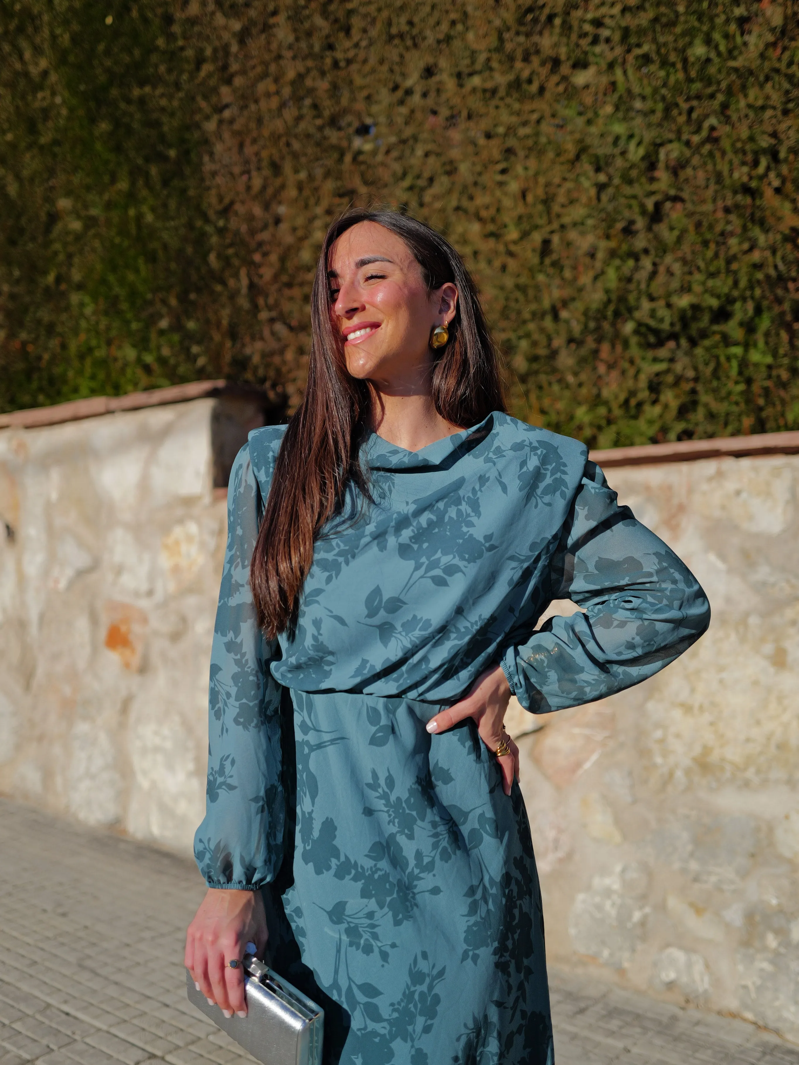 Vestido midi hombreras petróleo sold by Sorellas product image thumbnail 4