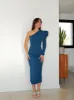 Vestido midi asim manga abullonada petróleo sold by Sorellas